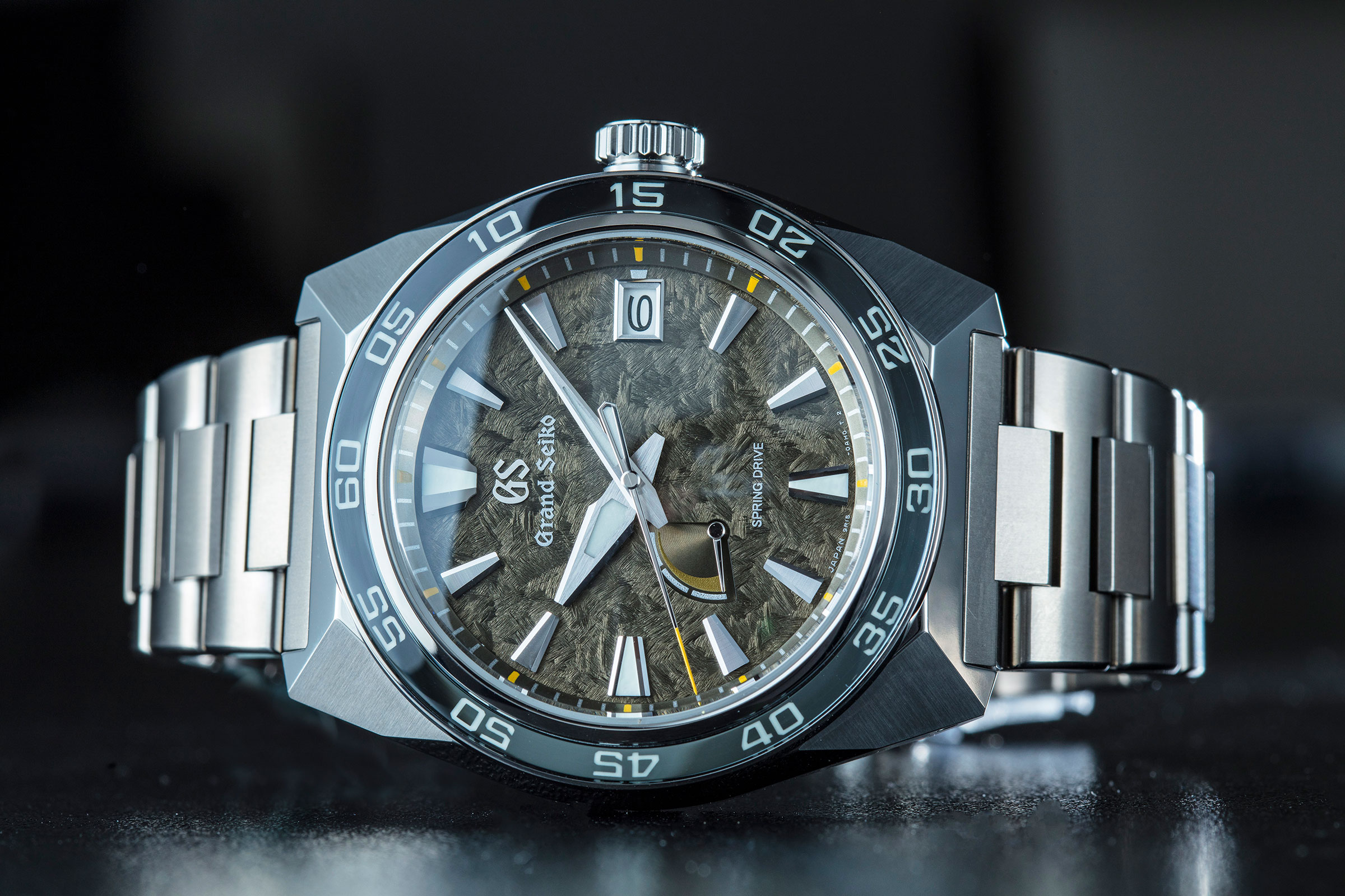 GRAND SEIKO 2019年推出的全新Tokyo Lion運動錶，它的設計思維與陽剛的風格跟過去我們熟知的GS截然不同，然而背後的設計精髓卻是繼承過去十年經驗而成。