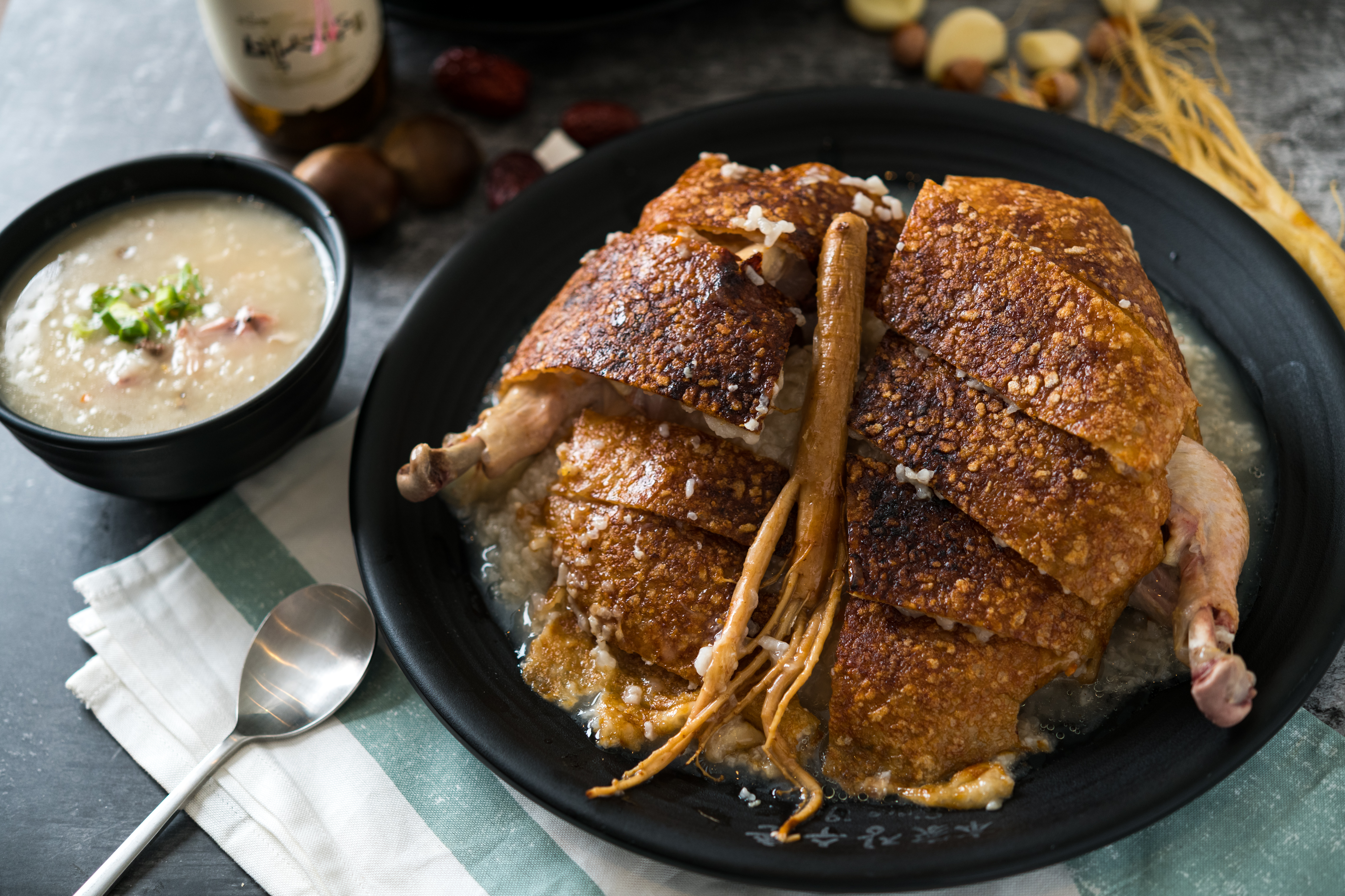 「人蔘鮮雞鍋粑粥」吃來溫和，搭配酥脆鍋粑，是韓國人在夏季三伏天的進補聖品。（1,800元／鮮味肉雞、套餐）