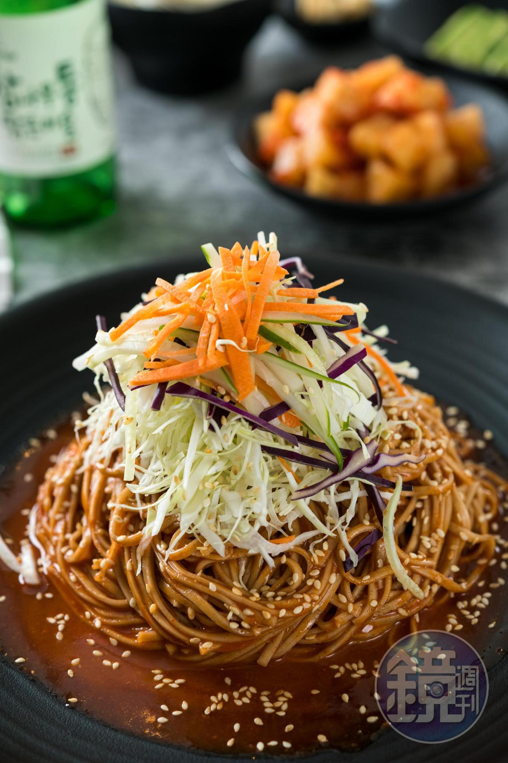 「韓式蕎麥冷麵」看來辣度高,實則甜味明顯,搭生菜絲很開胃。(360元/份)