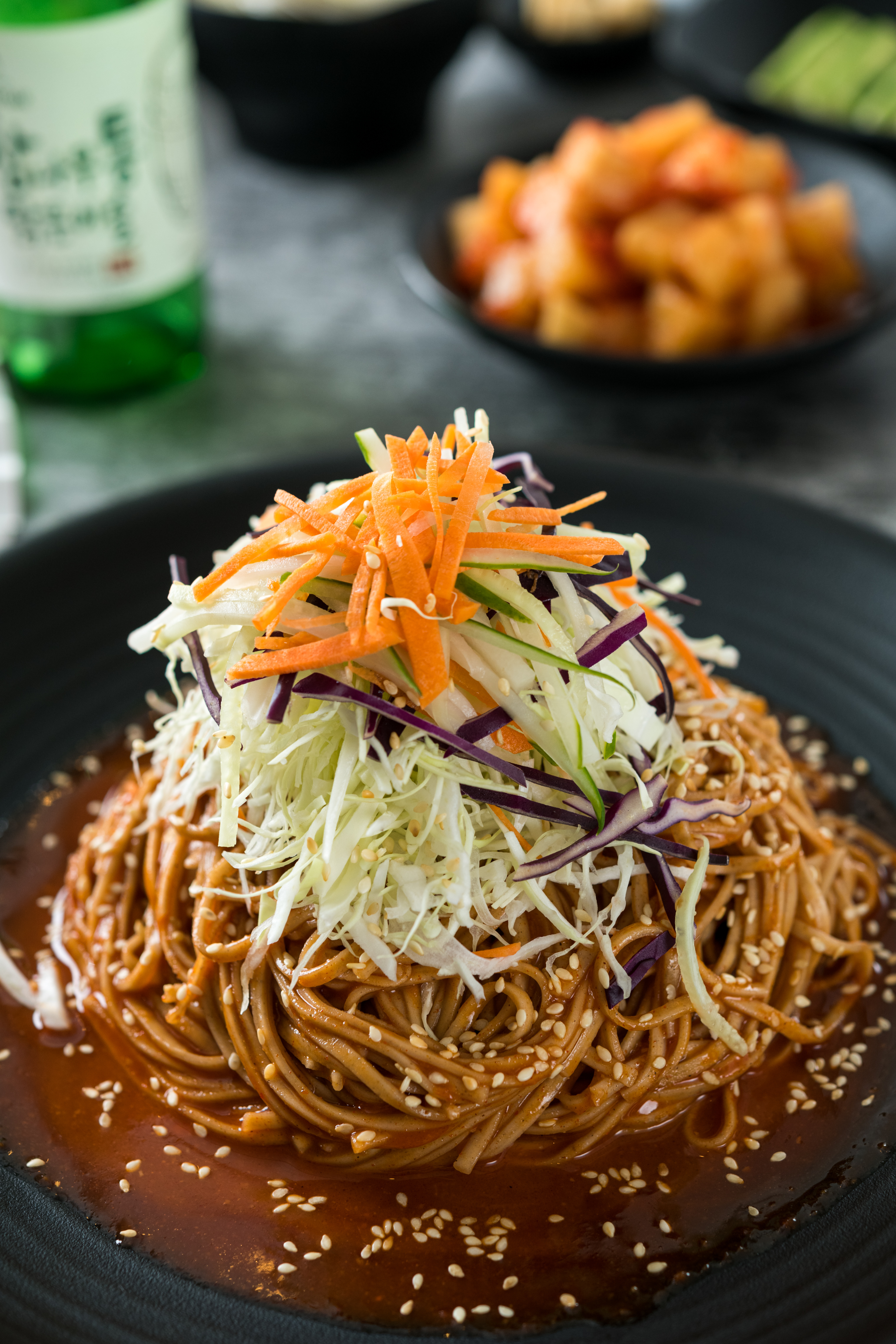 「韓式蕎麥冷麵」看來辣度高，實則甜味明顯，搭生菜絲很開胃。（360元／份）