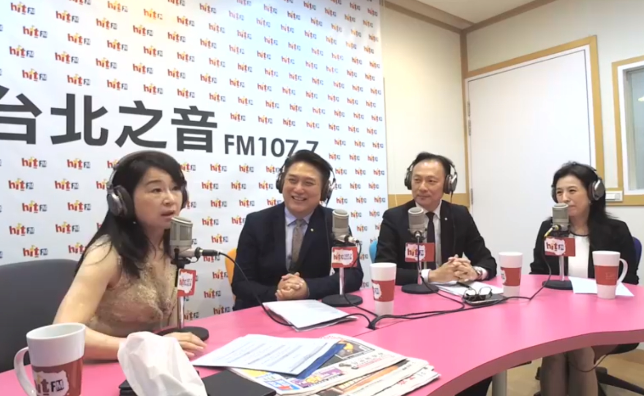 對周玉蔻（左1）追問蔡總統是否有買免稅品，華航空服處空服管理部經理劉建文（左2）回應表示，「好像全機就她沒有買。」（翻攝自Hit Fm聯播網-周玉蔻嗆新聞臉書）