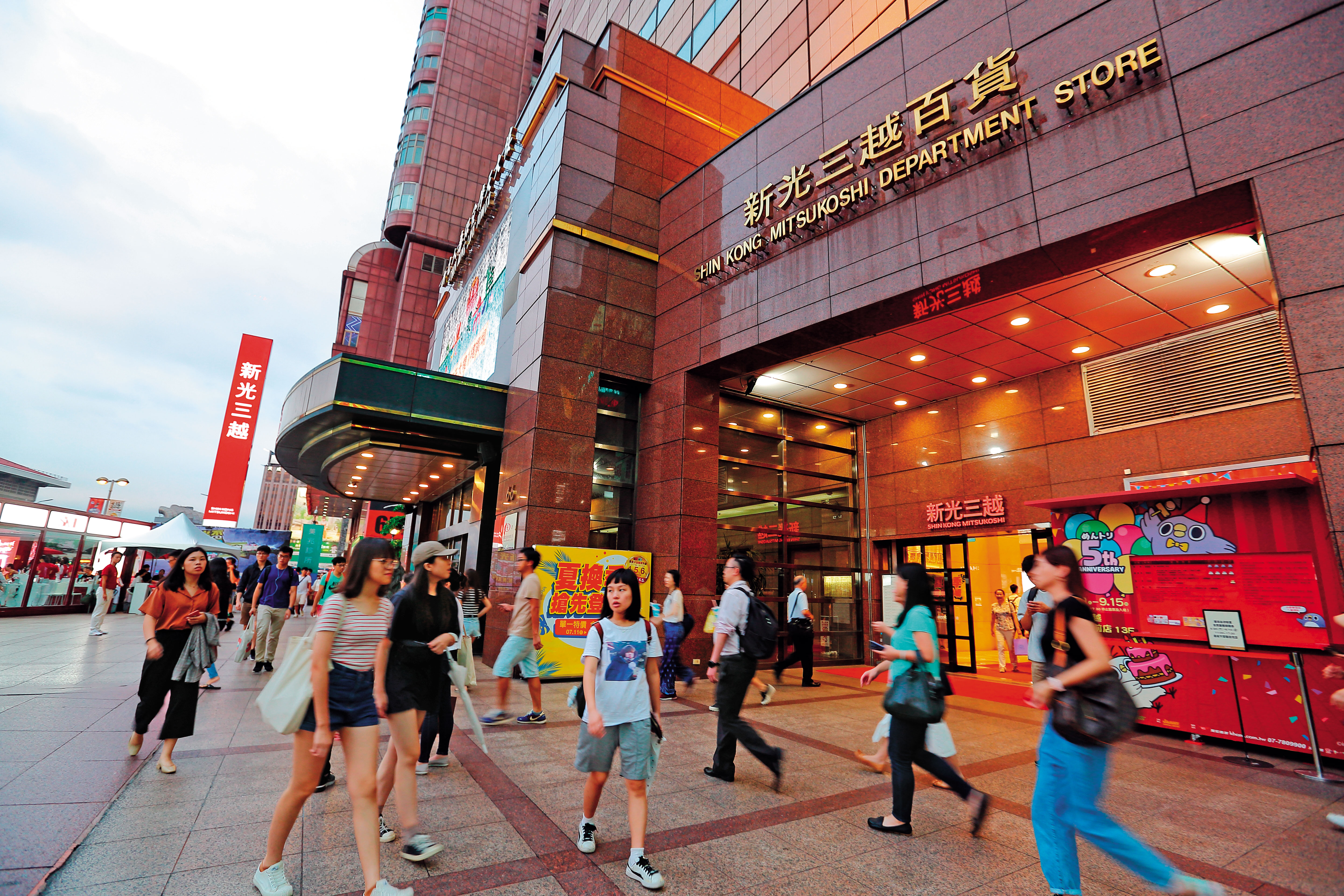 成立30年的百貨龍頭新光三越，7月初高層大地震，背後卻是吳東興經營權差點不保的內幕。