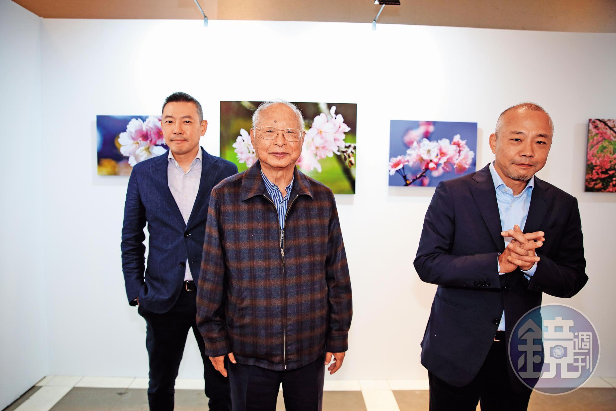 吳東興(中)為保經營權,把長子吳昕達(右)從總經理位子換下,改派次子吳昕陽(左)。圖為父子3人出席新光三越攝影展。