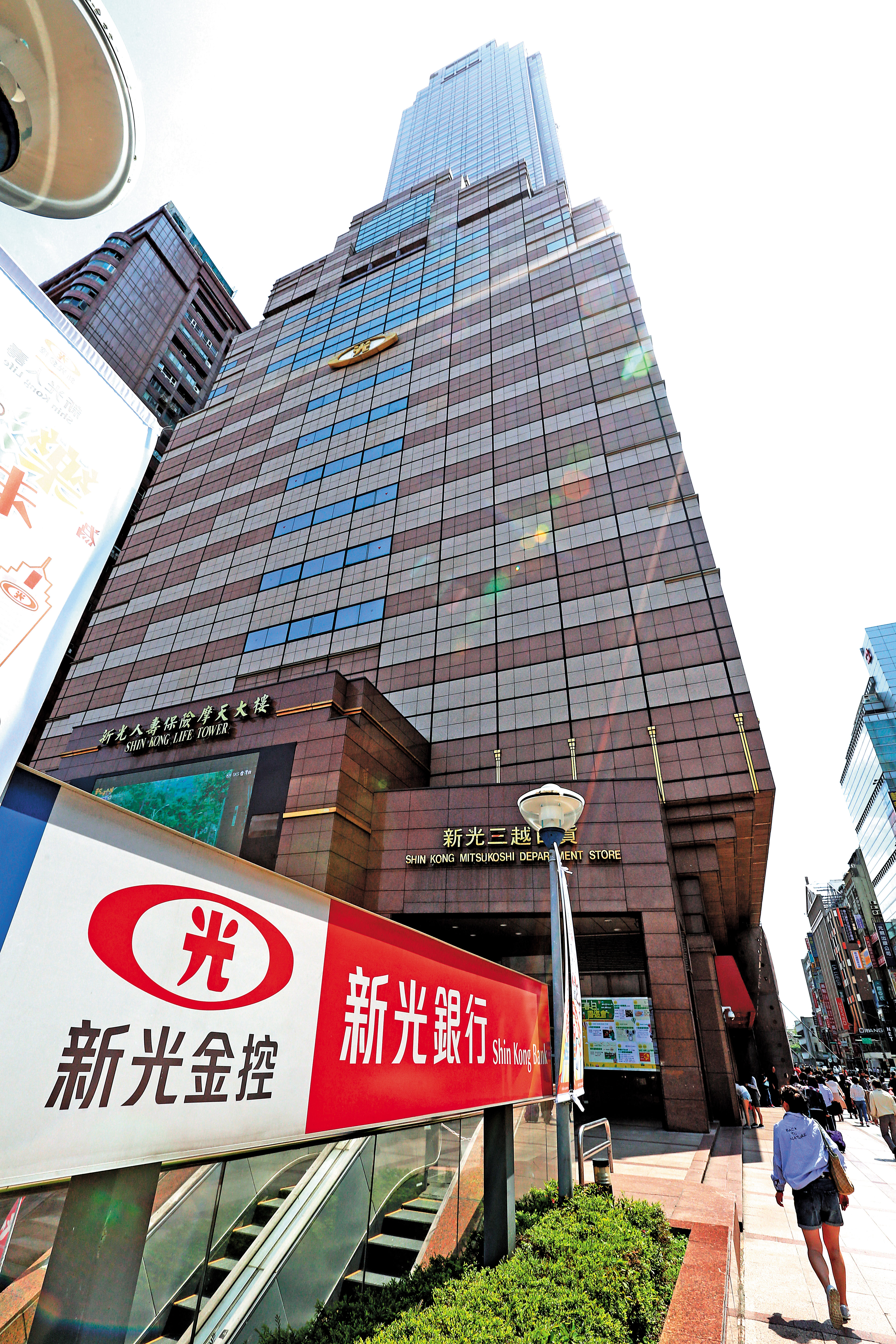 新光金明年改選董監,吳東進不僅面對原始股東的挑戰,還要面對兄弟紛爭。