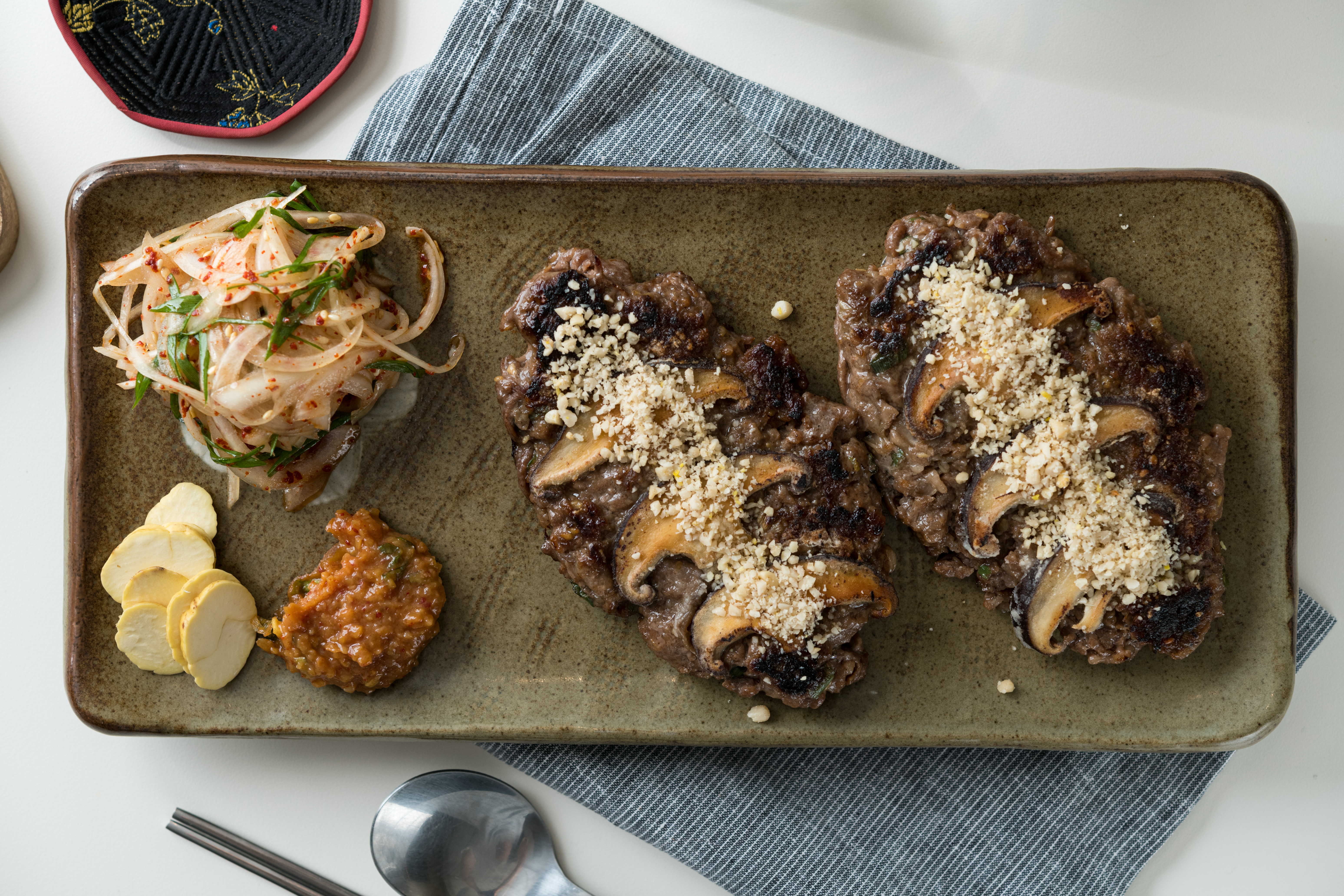 源自彥陽邑的「Nabiya烤牛肉」，形狀類似肉餅，入口有豐厚肉汁。（480元／份）