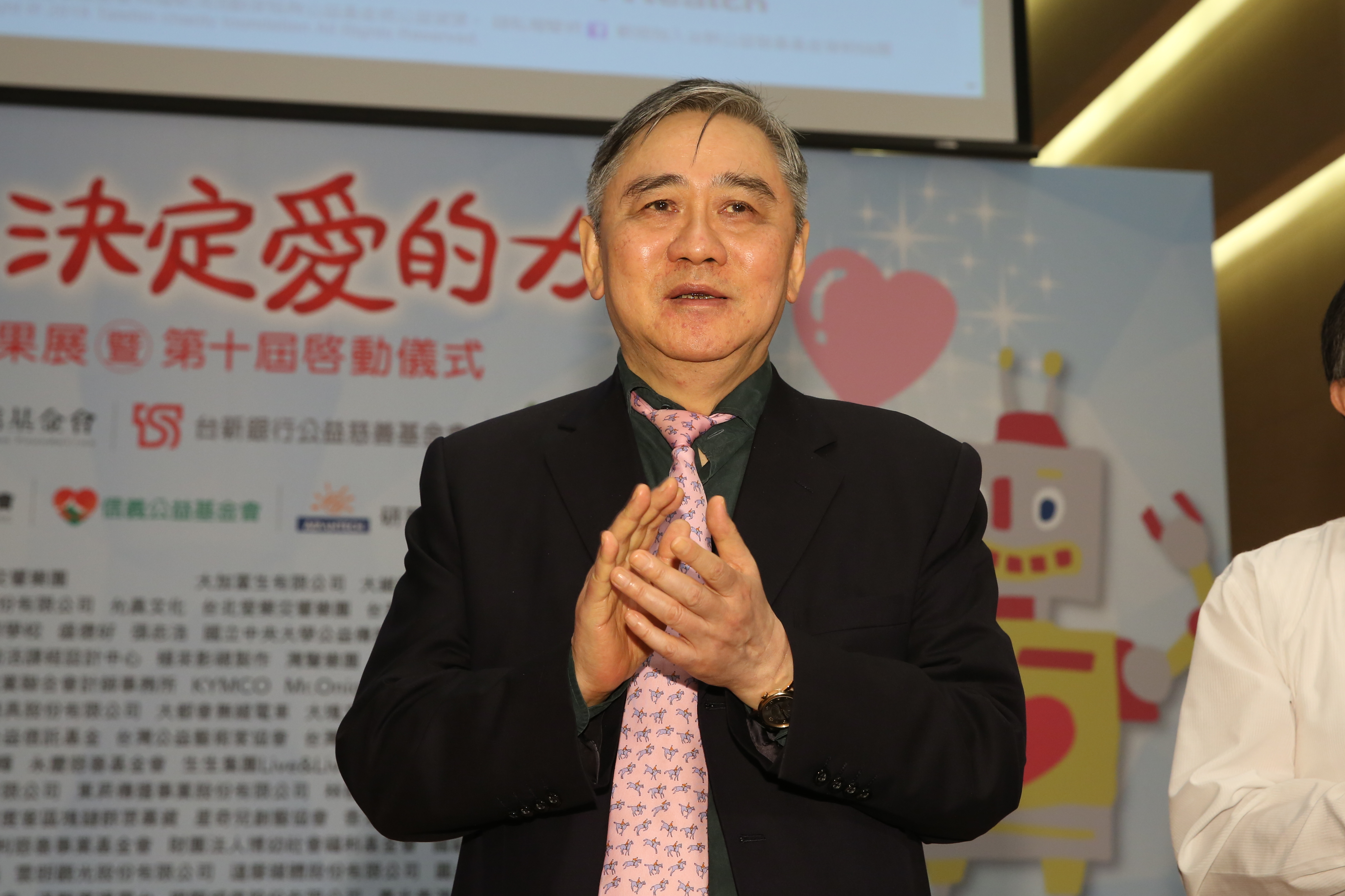 王文洋發現父親遺產被移轉成立信託基金，因此怒告侵占。