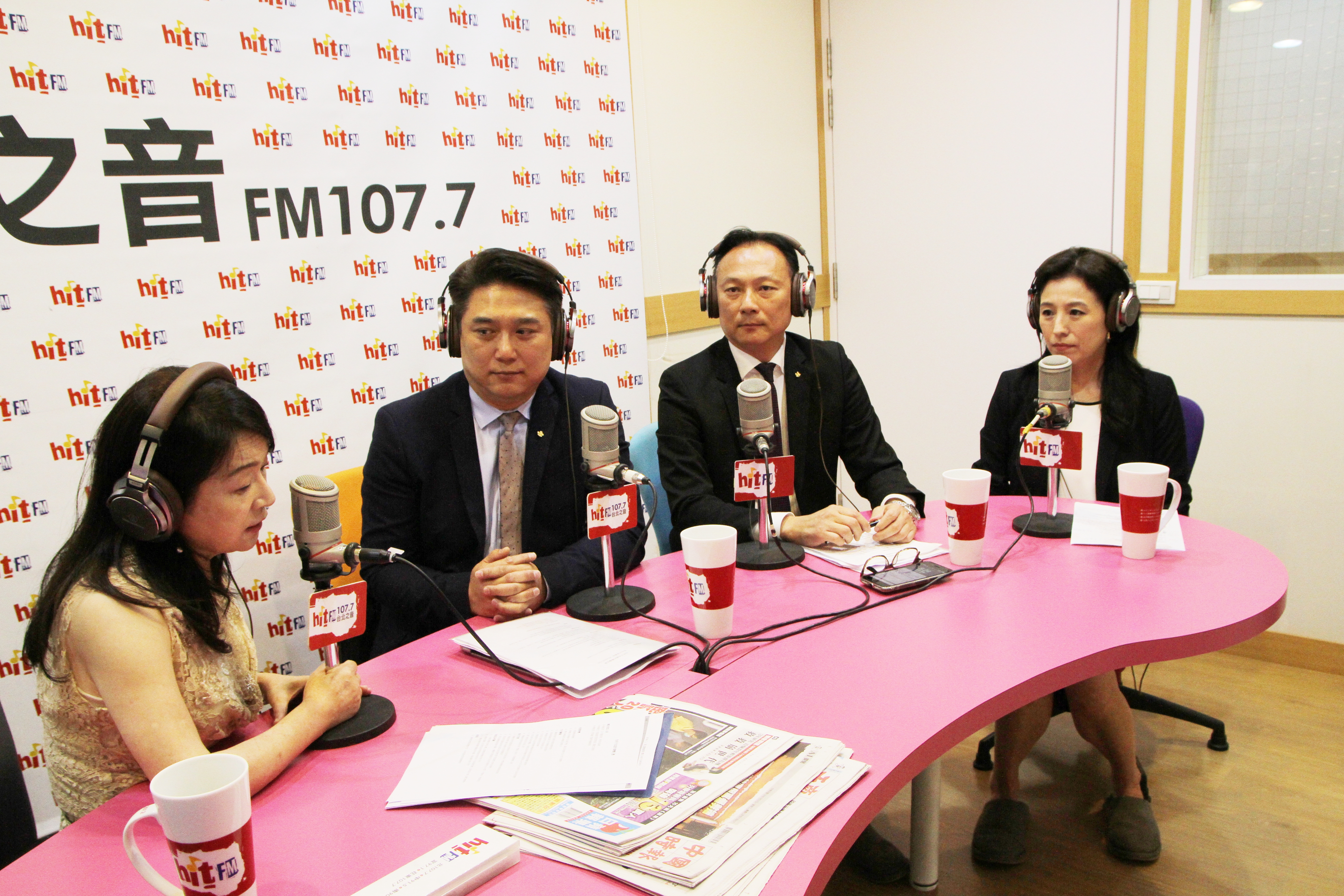 曾執行過專機出訪任務的華航公關室協理林恒杉、空服處空服管理部經理劉建文、空服處客艙經理駱婷今早接受廣播節目主持人周玉蔻專訪。(Hit Fm《周玉蔻嗆新聞》製作單位提供)