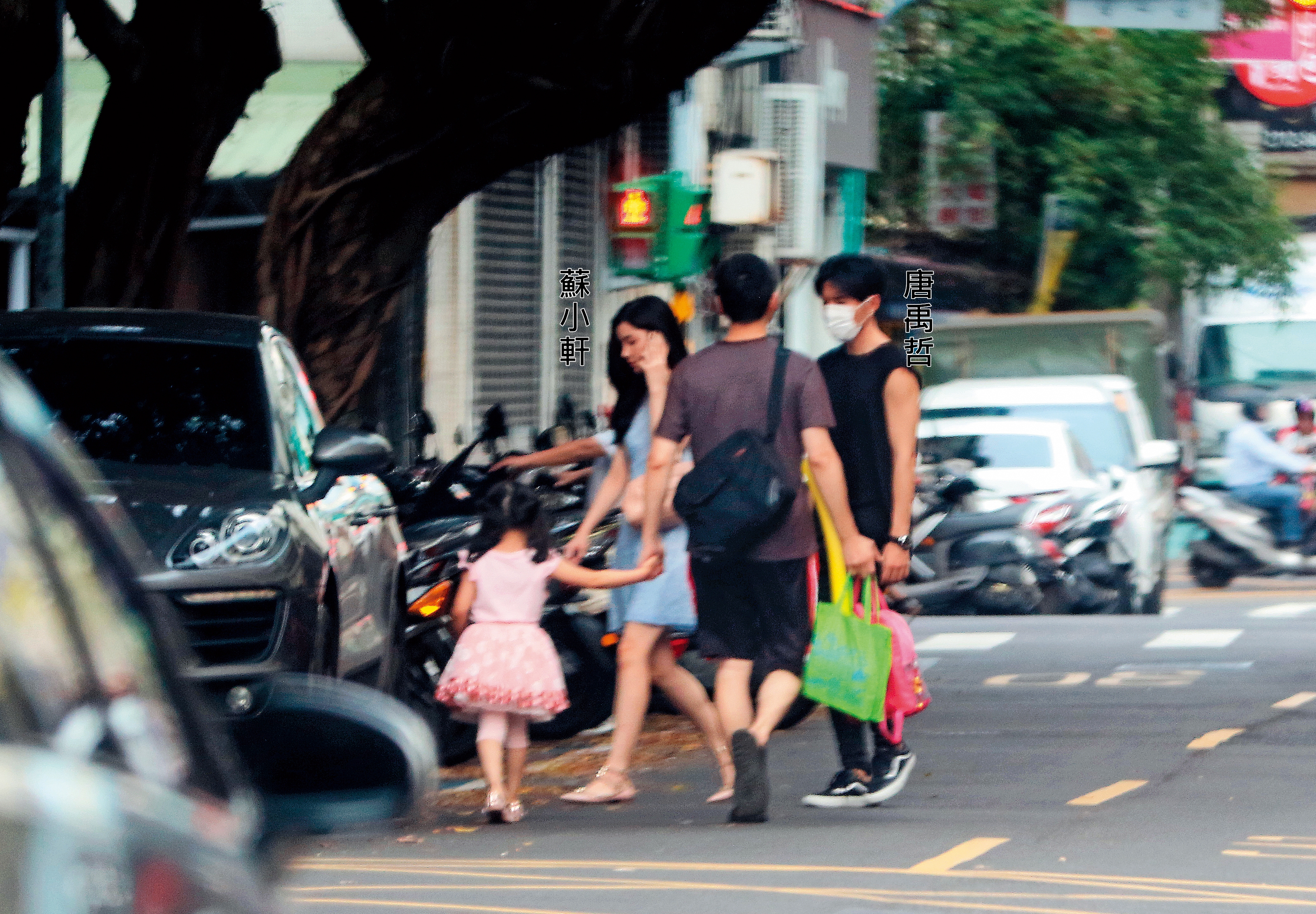 7/9 等了20分鐘左右，唐禹哲回到車子旁時，正好蘇小軒也出現。