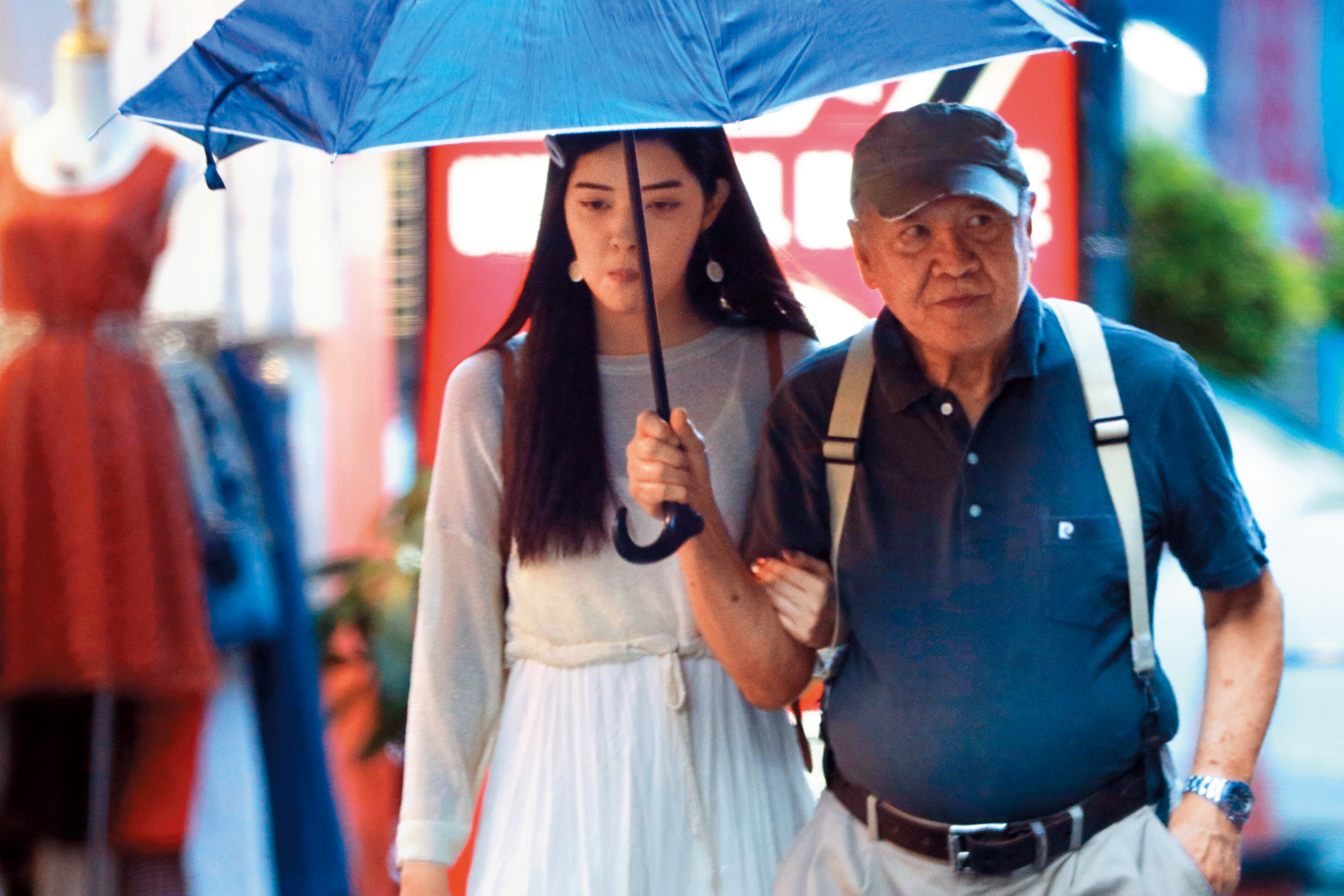 蘇小軒與外公感情好，祖孫倆外出吃飯，還勾著外公的手，步行回家。