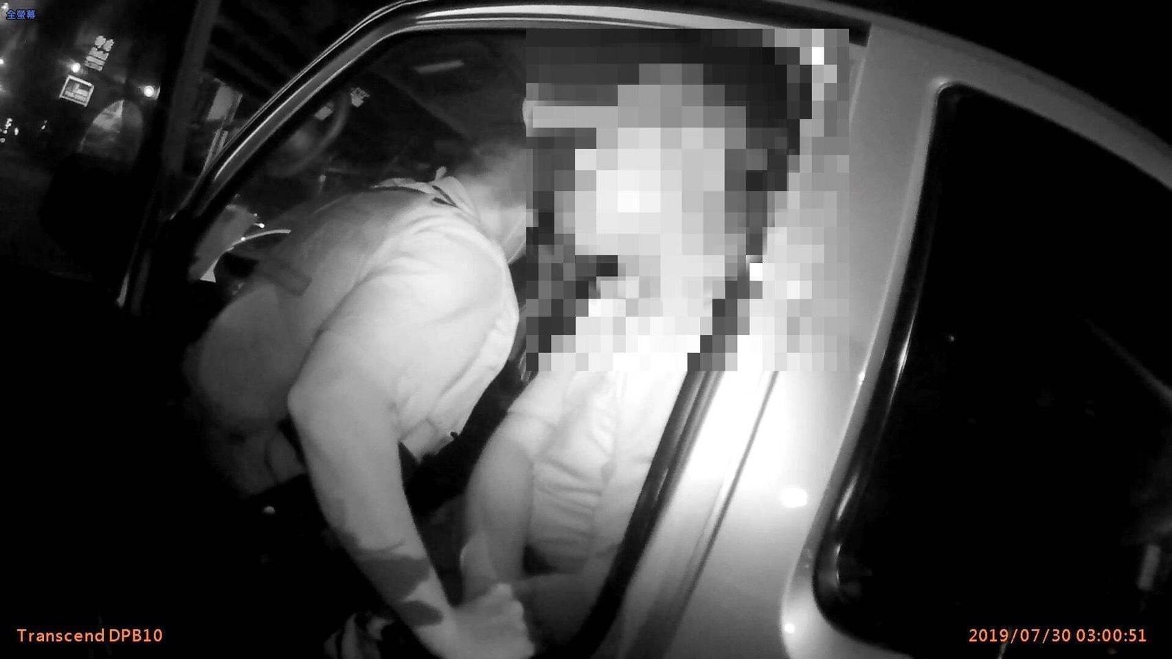念姓男子拒檢逃逸，最後被攔下仍不配合，警方保管車輛鑰匙以防他再駕車離開。（翻攝畫面）