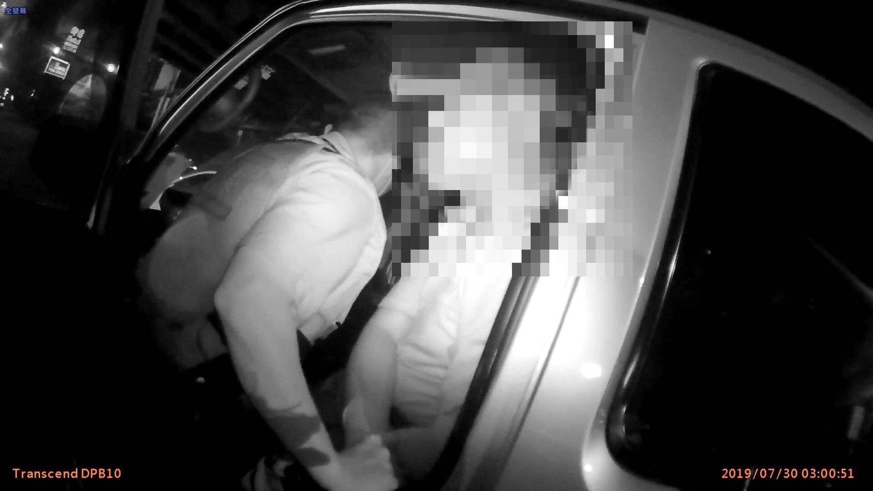 念姓男子拒檢逃逸，最後被攔下仍不配合，警方保管車輛鑰匙以防他再駕車離開。（翻攝畫面）