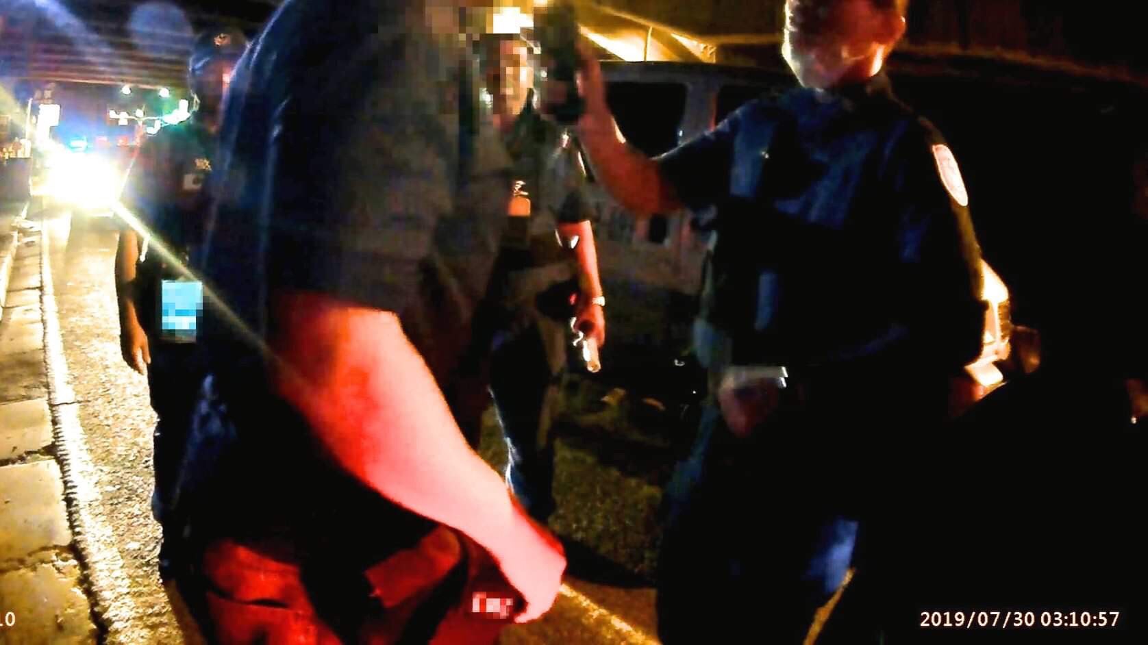 念姓男子酒駕、闖紅燈及未打方向燈轉彎等，將挨罰30800元。（翻攝畫面）