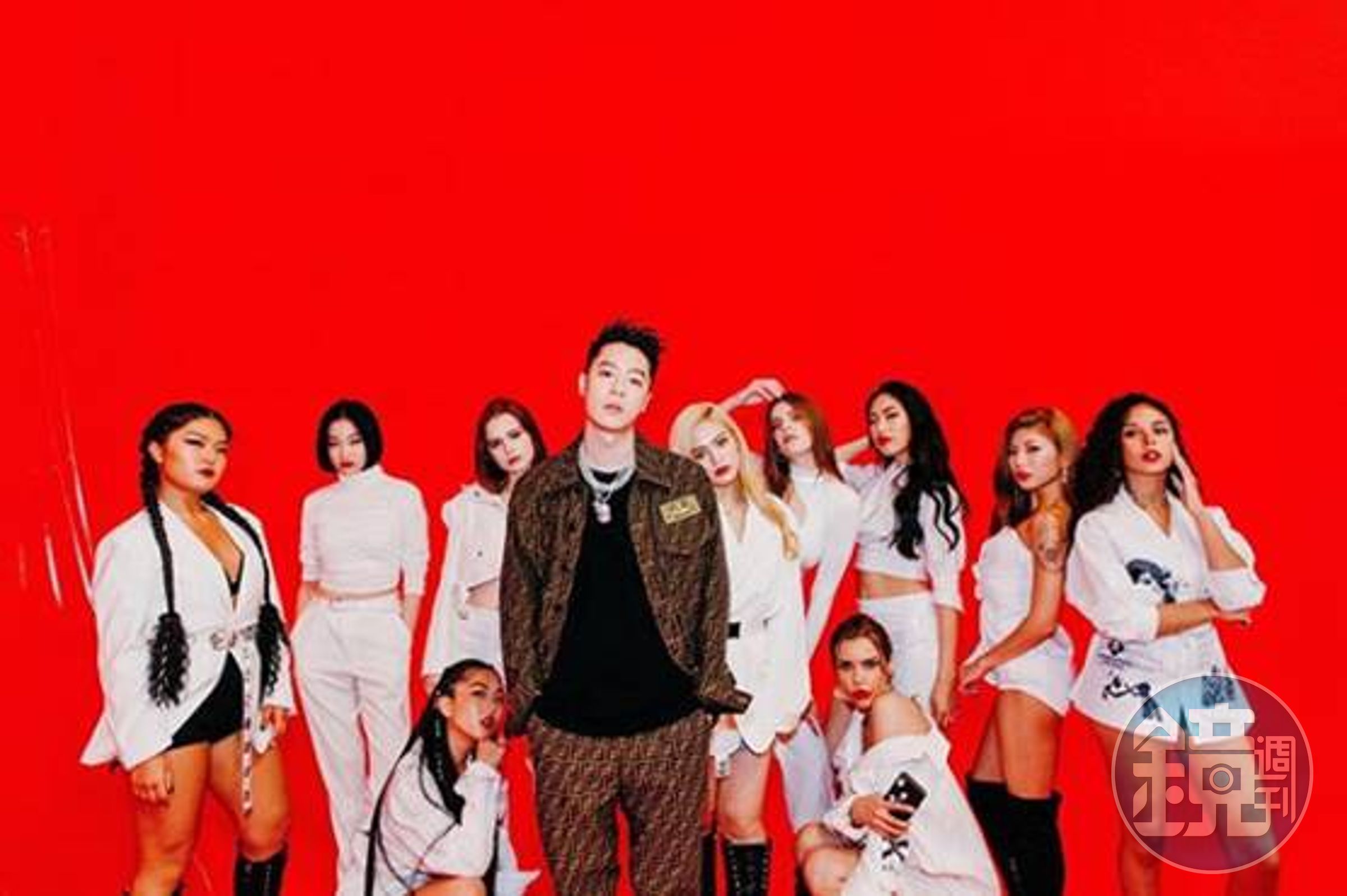 周湯豪在剛發佈最新創作的EP 「WHAT A LIFE」的第二波主打歌 <ALL THESE GIRLS>的MV中，穿上了FENDI早秋的FF  Logo的長袖夾克與長褲。（FENDI提供）