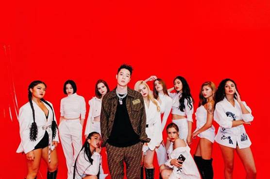 周湯豪在剛發佈最新創作的EP 「WHAT A LIFE」的第二波主打歌 <ALL THESE GIRLS>的MV中，穿上了FENDI早秋的FF  Logo的長袖夾克與長褲。（FENDI提供）