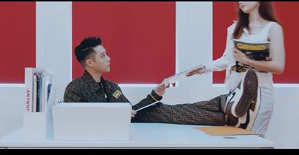 周湯豪在剛發佈最新創作的EP 「WHAT A LIFE」的第二波主打歌 <ALL THESE GIRLS>的MV中，穿上了FENDI早秋的FF  Logo的長袖夾克與長褲。（FENDI提供）