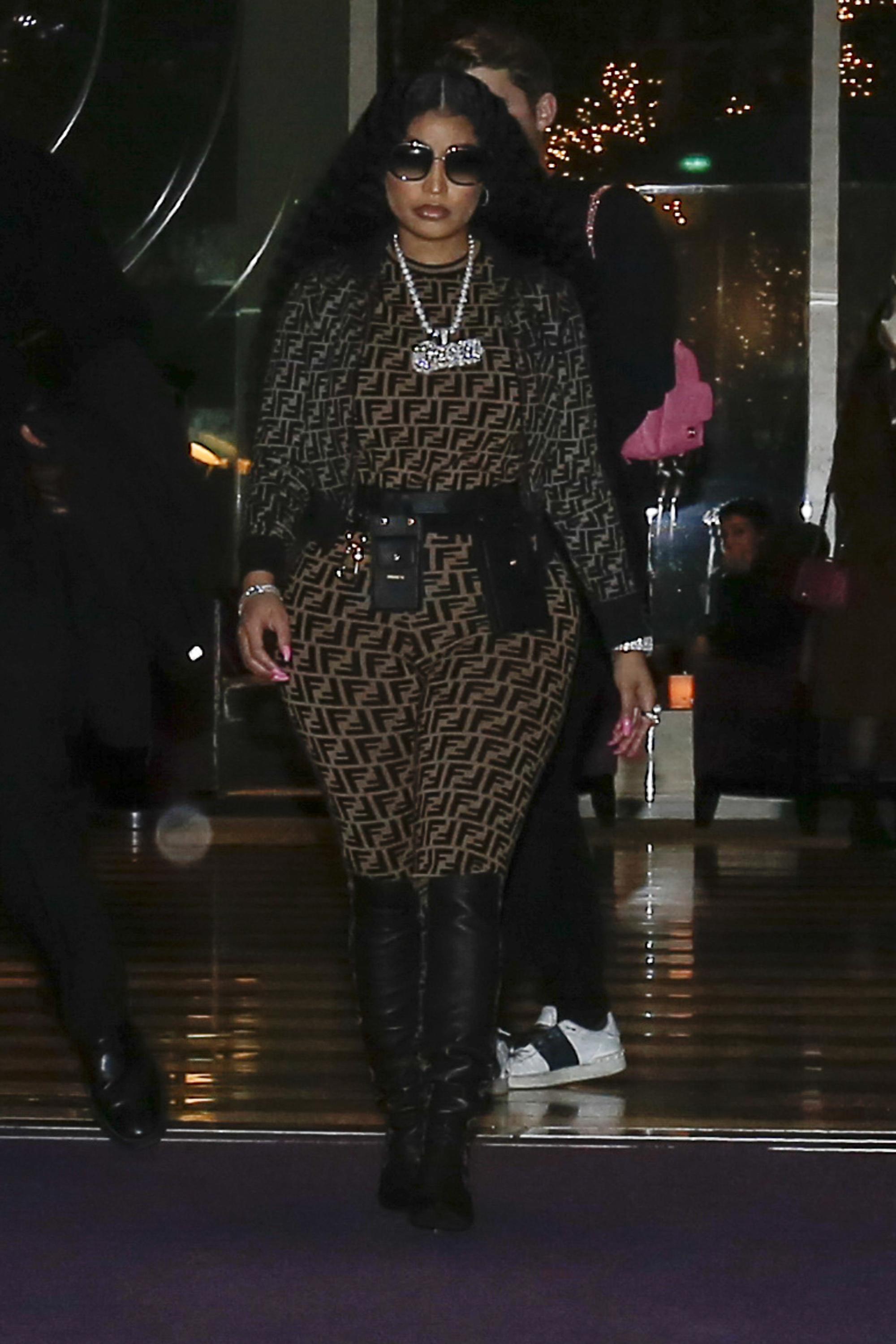 Nicki Minaj穿著FF Logo系列現身。(FENDI提供)