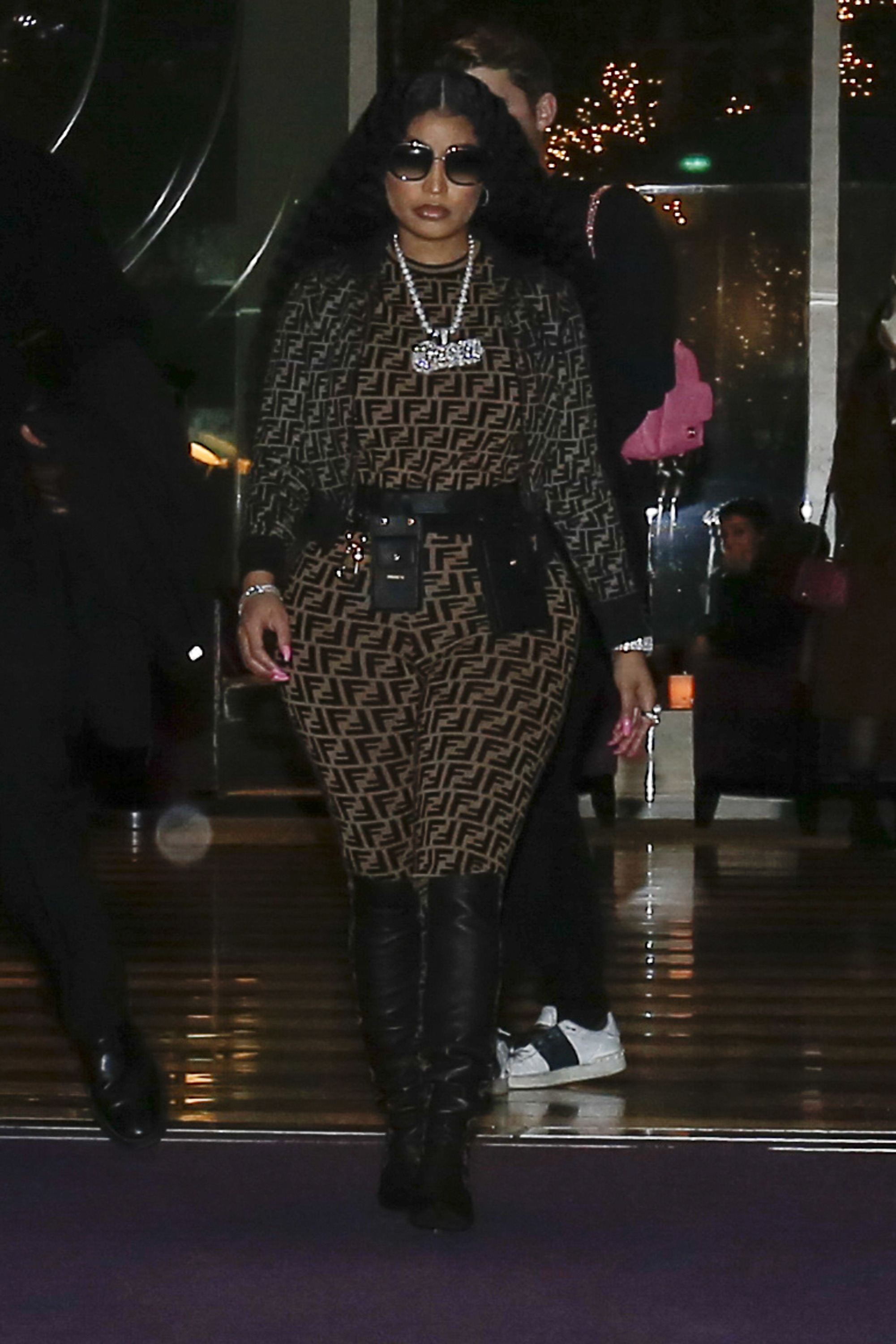 Nicki Minaj穿著FF Logo系列現身。（FENDI提供）