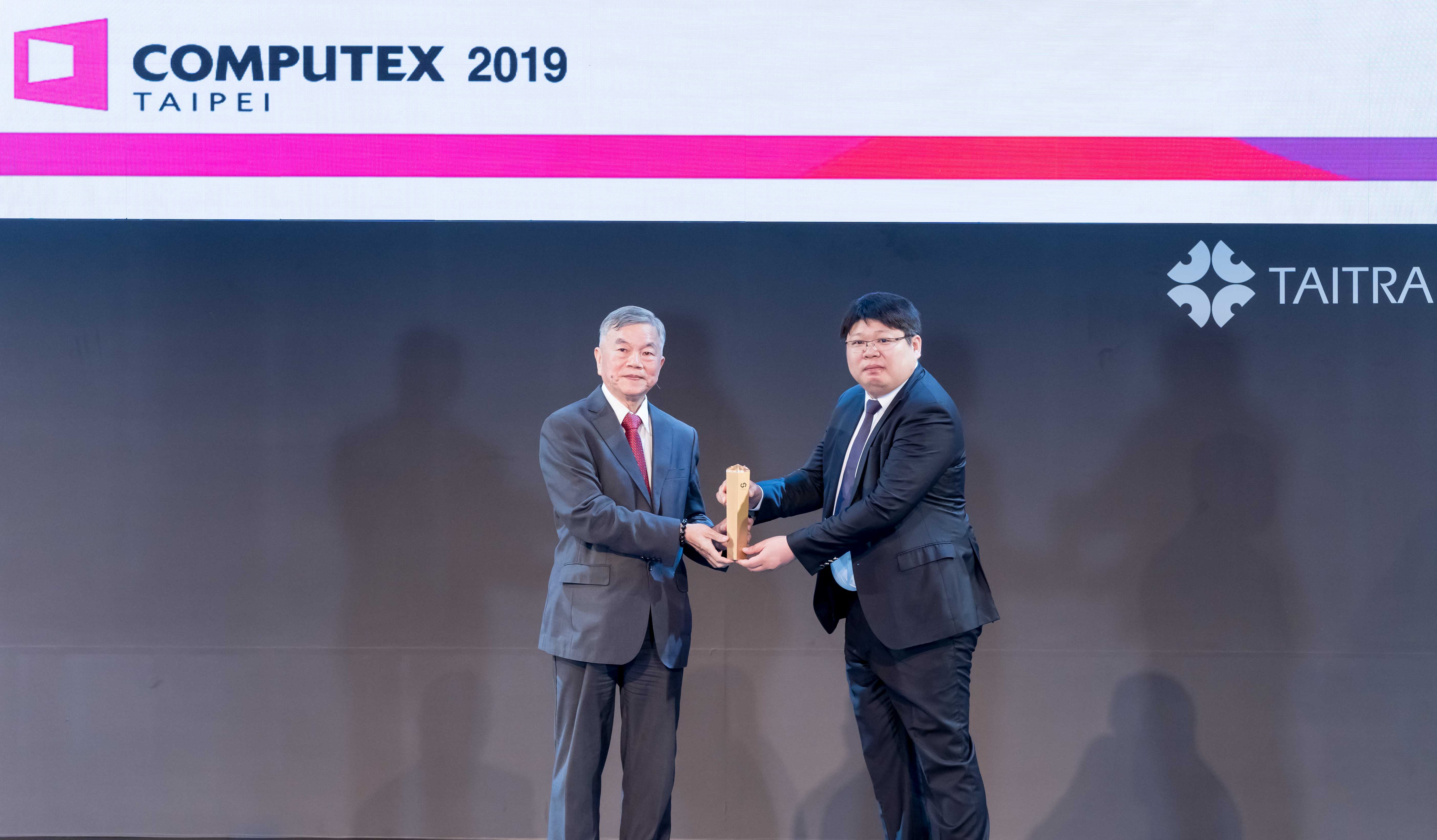 施崇棠直接欽點華碩手機事業處總經理張凱舜(右),主導與騰訊的合作案。(華碩提供)