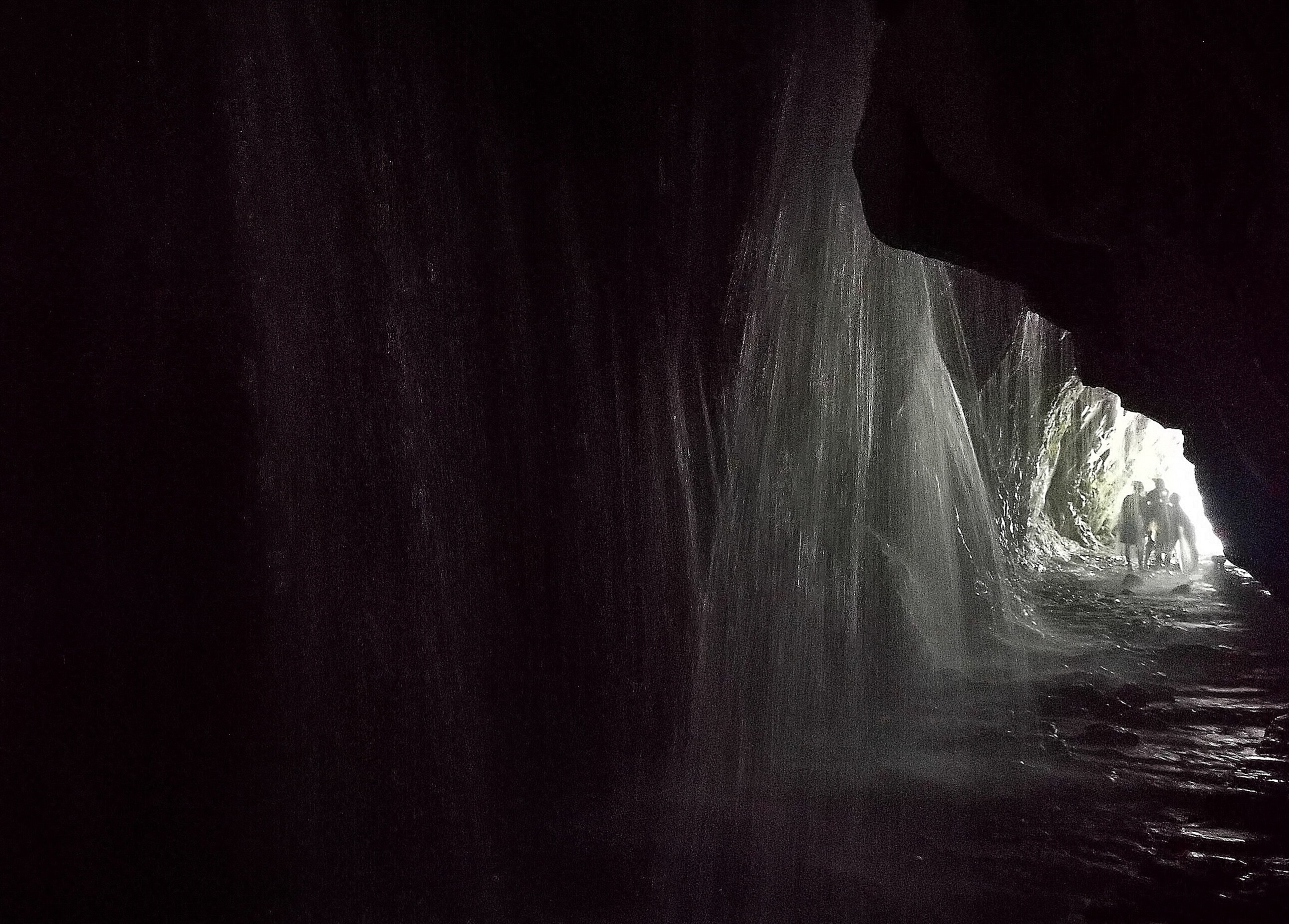 「白楊步道」終點的水濂洞，冰涼山泉水流洩而下，暑氣立即消除。