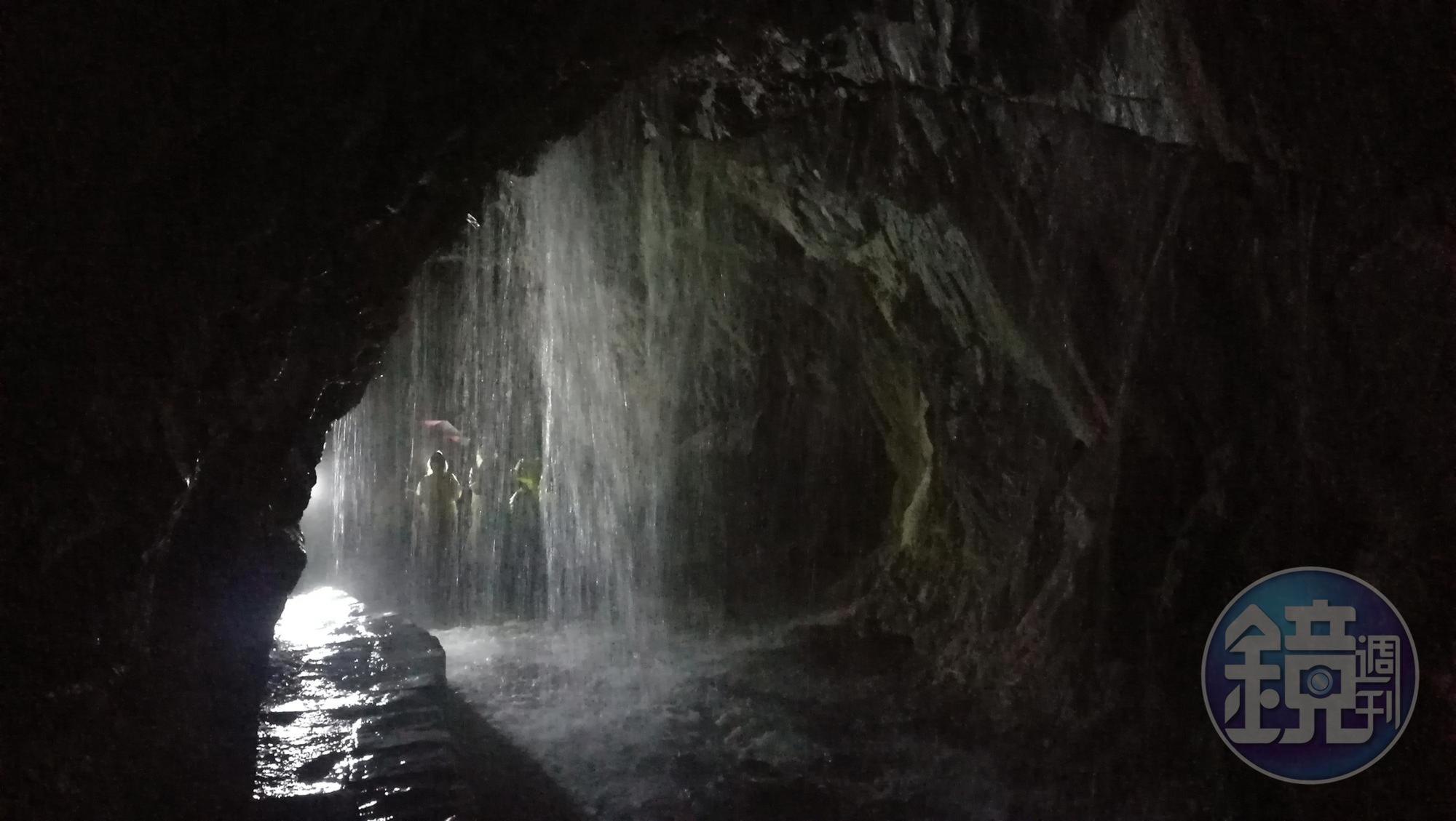 「白楊步道」水簾洞有時水量大，最好穿好雨衣再進入。
