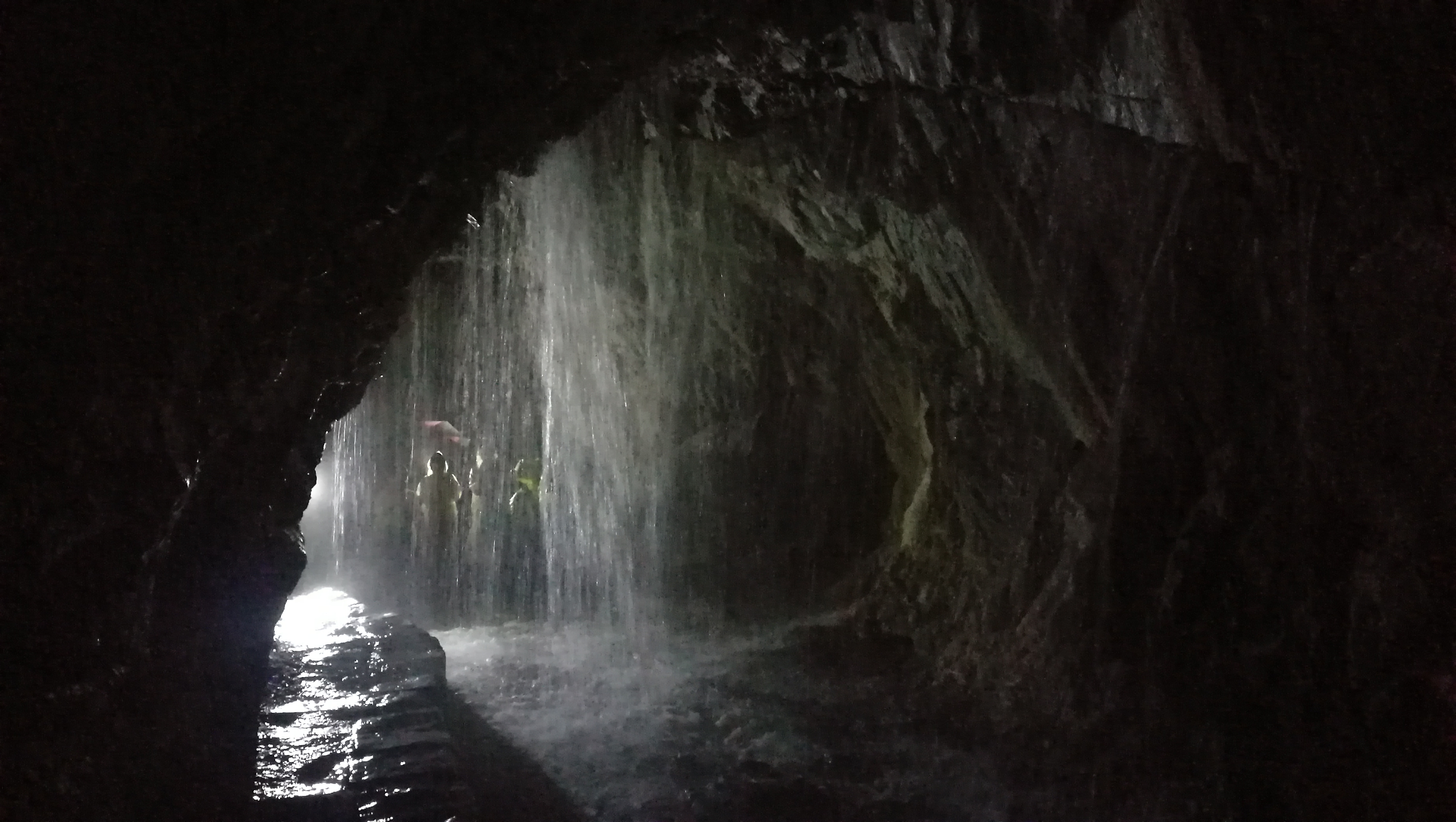 「白楊步道」水簾洞有時水量大，最好穿好雨衣再進入。