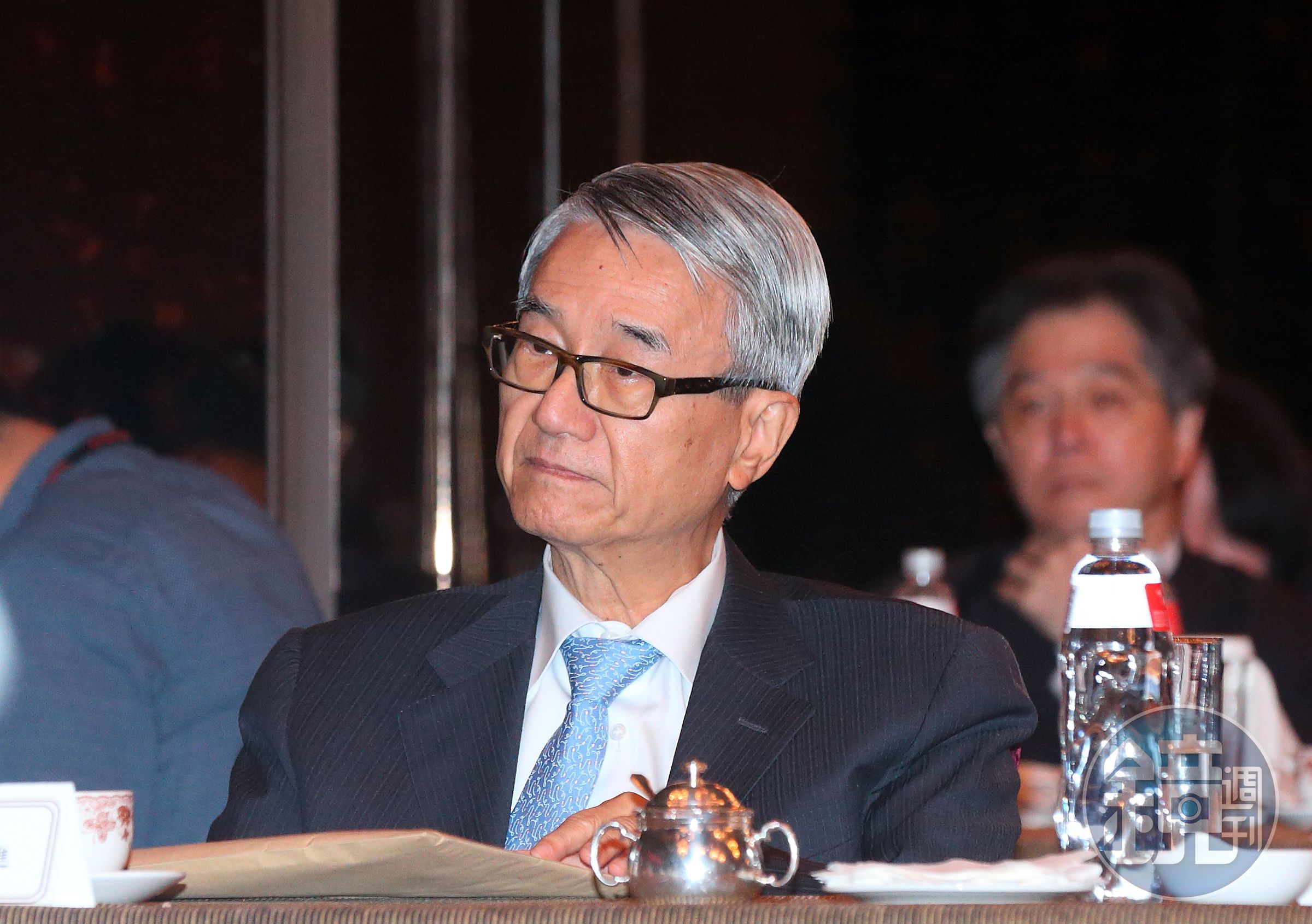 新光吳家老大吳東進為保新光金經營權，打算奪下新光三越未果。