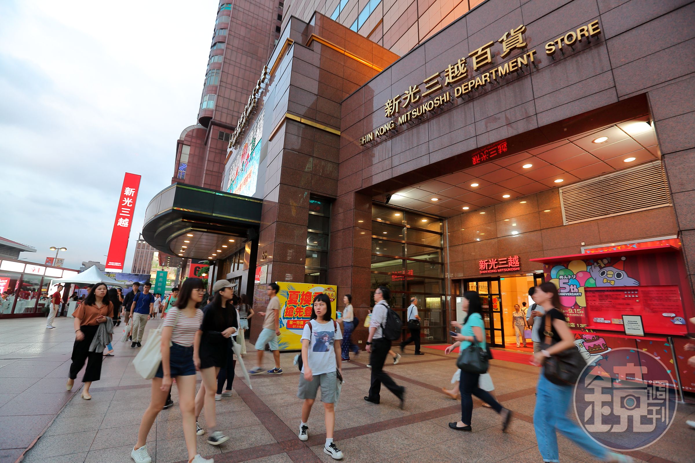 吳東興家族經營新光三越30年，讓新光三越一舉成為百貨龍頭，店數甚至超過日方規模。