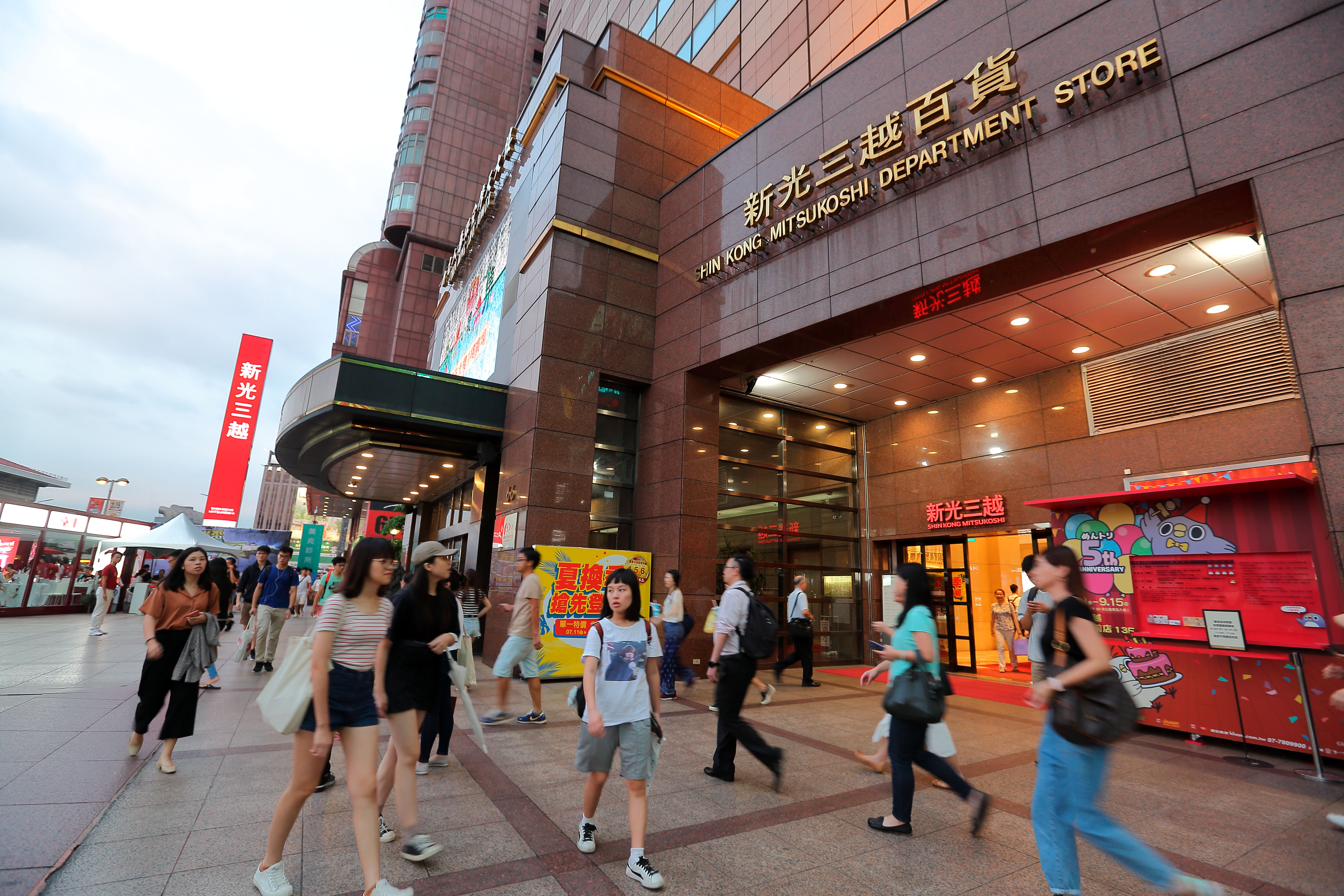 吳東興家族經營新光三越30年，讓新光三越一舉成為百貨龍頭，店數甚至超過日方規模。