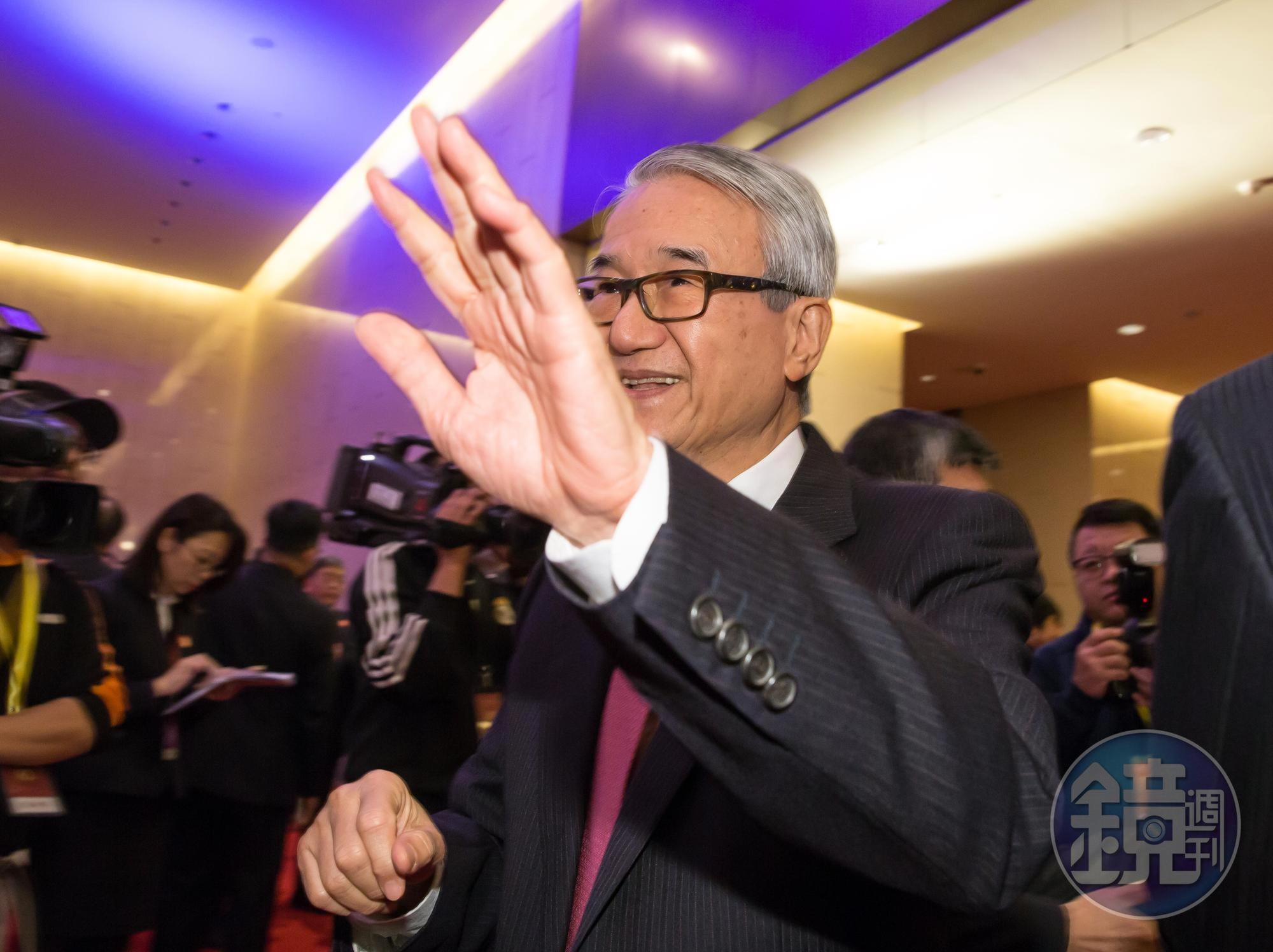 吳東進今年插旗新光三越失利，過去也曾和弟弟、姪兒起爭執。