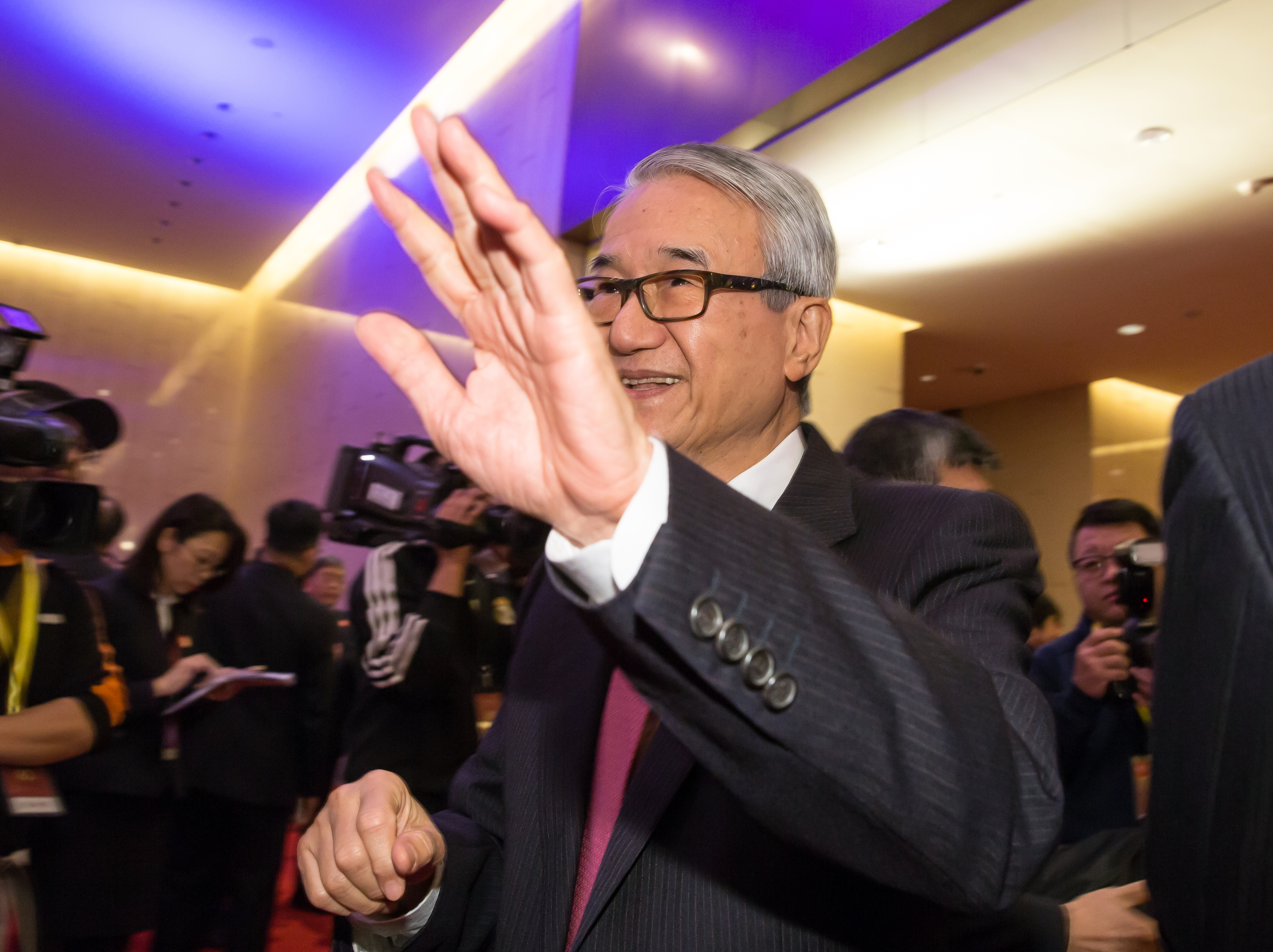 吳東進今年插旗新光三越失利，過去也曾和弟弟、姪兒起爭執。