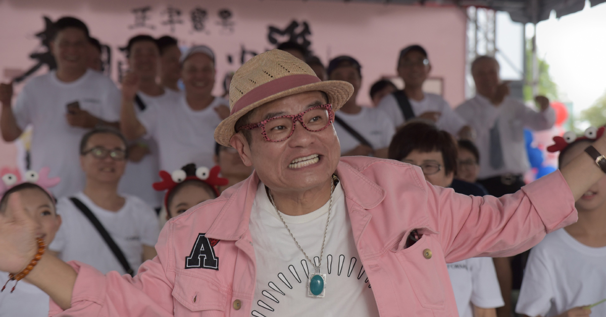 許效舜現身高雄鹽埕「囍笑順同樂會」。