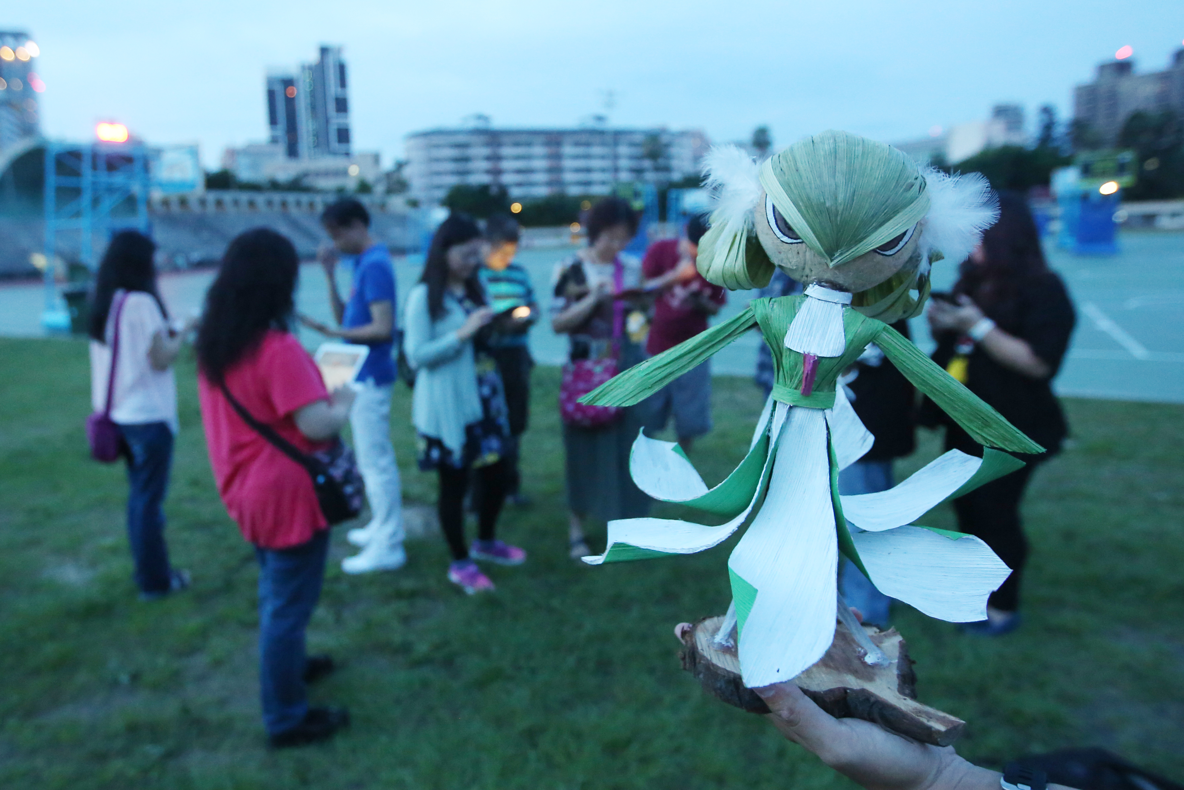 為了紀念蔡天亮，寶友們特別在「天亮」清晨時刻集結拍照，有寶友甚至DIY蔡天亮最喜歡的寶可夢「沙奈朵」。（陳毅偉攝影）