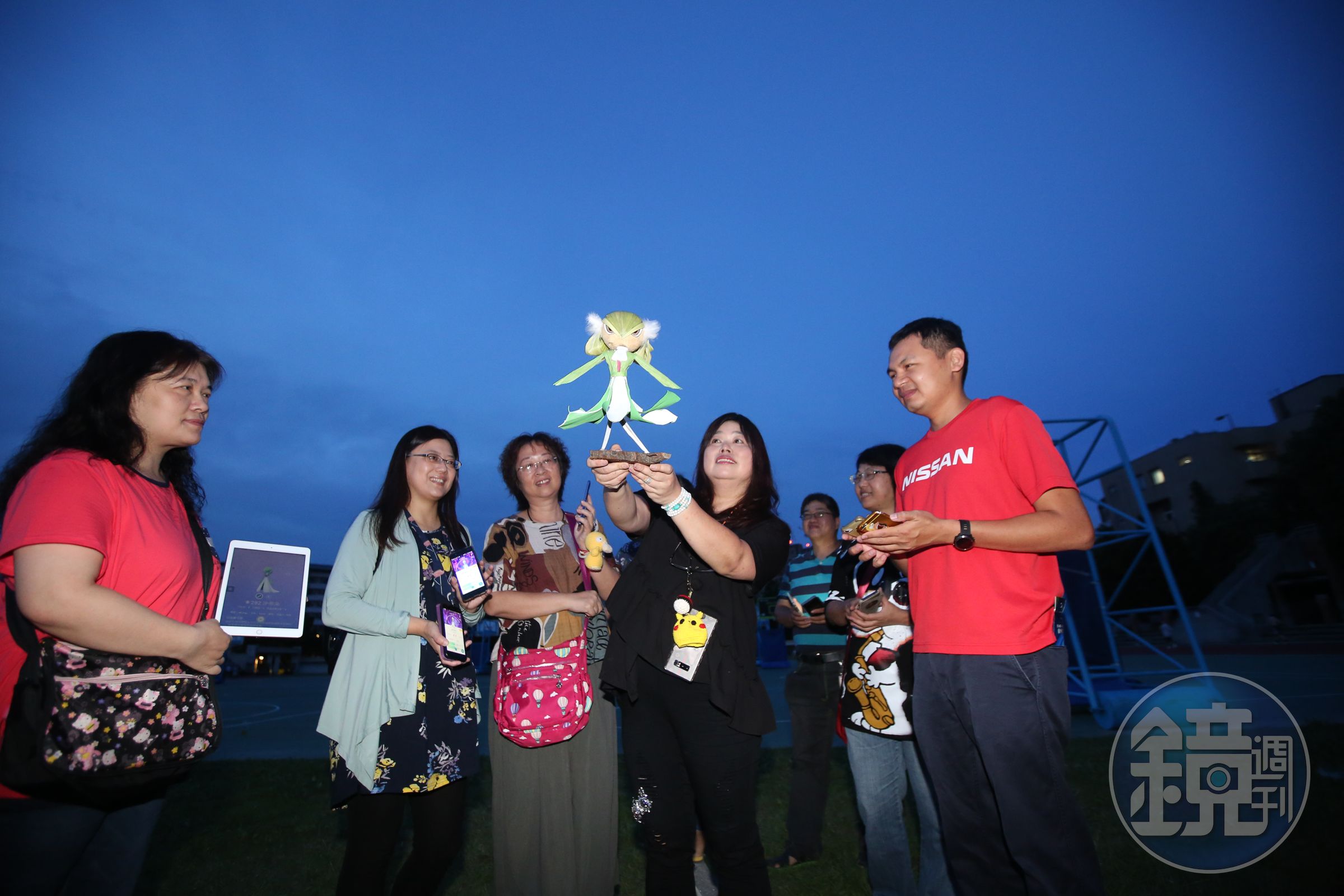 寶友廖麗惠（中間深色衣者）DIY蔡天亮最愛的寶可夢「沙奈朵」，沙奈朵看起來柔弱文雅，但攻擊力相當強，也是蔡天亮喜歡它的原因。