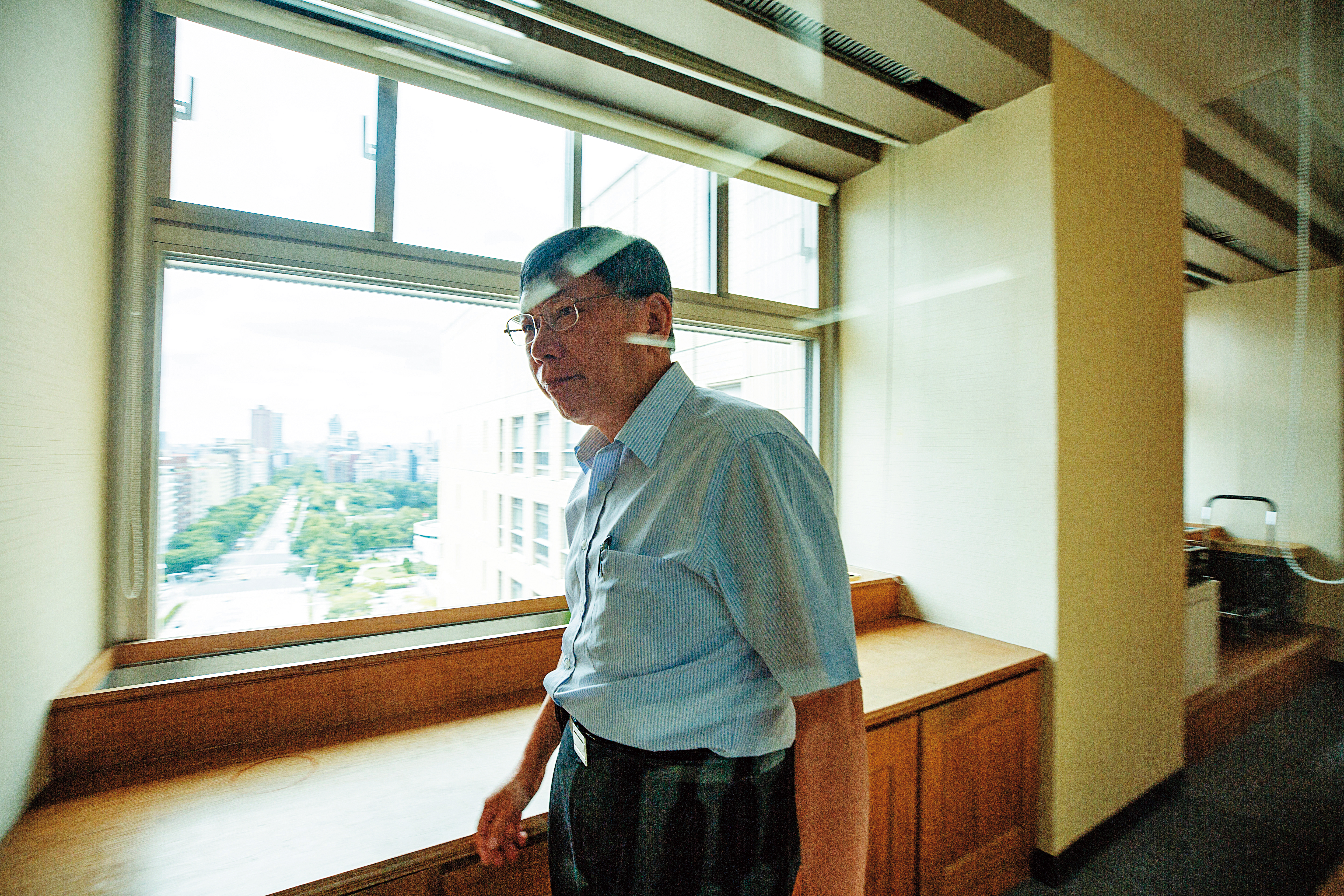 從北市府望向仁愛路另一頭的總統府，車程僅15分鐘，但柯P至今對參選仍猶豫不決。幕僚透露，「做好做滿」的政治承諾是他參選總統的最大心魔。