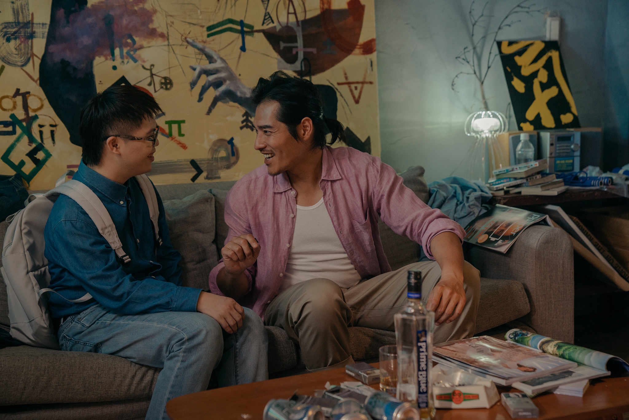 藍正龍與喜憨兒蔡佳宏的互動輕鬆自在，酷酷男臉上露出難得一見的溫暖笑容。（華映提供）