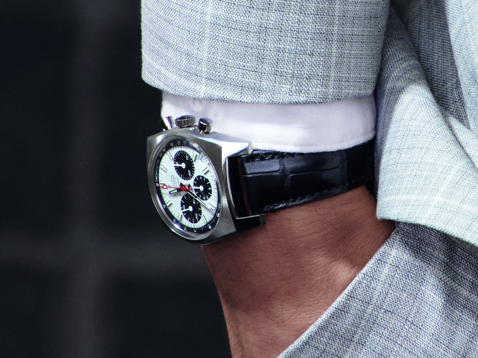 真力時於1969年發表瑞士鐘錶史上第一枚自動上鏈計時機芯El Primero，而第一款搭載此機芯的手錶，就是畫面中的A384。此錶擁有36,000轉高振頻、導柱輪結構，與半圓型自動上鏈盤，確立了現代自動計時碼錶的樣貌。為了慶祝此錶的50週年，真力時推出A384 Revival復刻款，錶徑37mm，採用「逆向工程」的方式，盡可能重現原貌。而且此錶非限量款，讓錶迷們可以輕鬆收藏。定價約NT$265,400