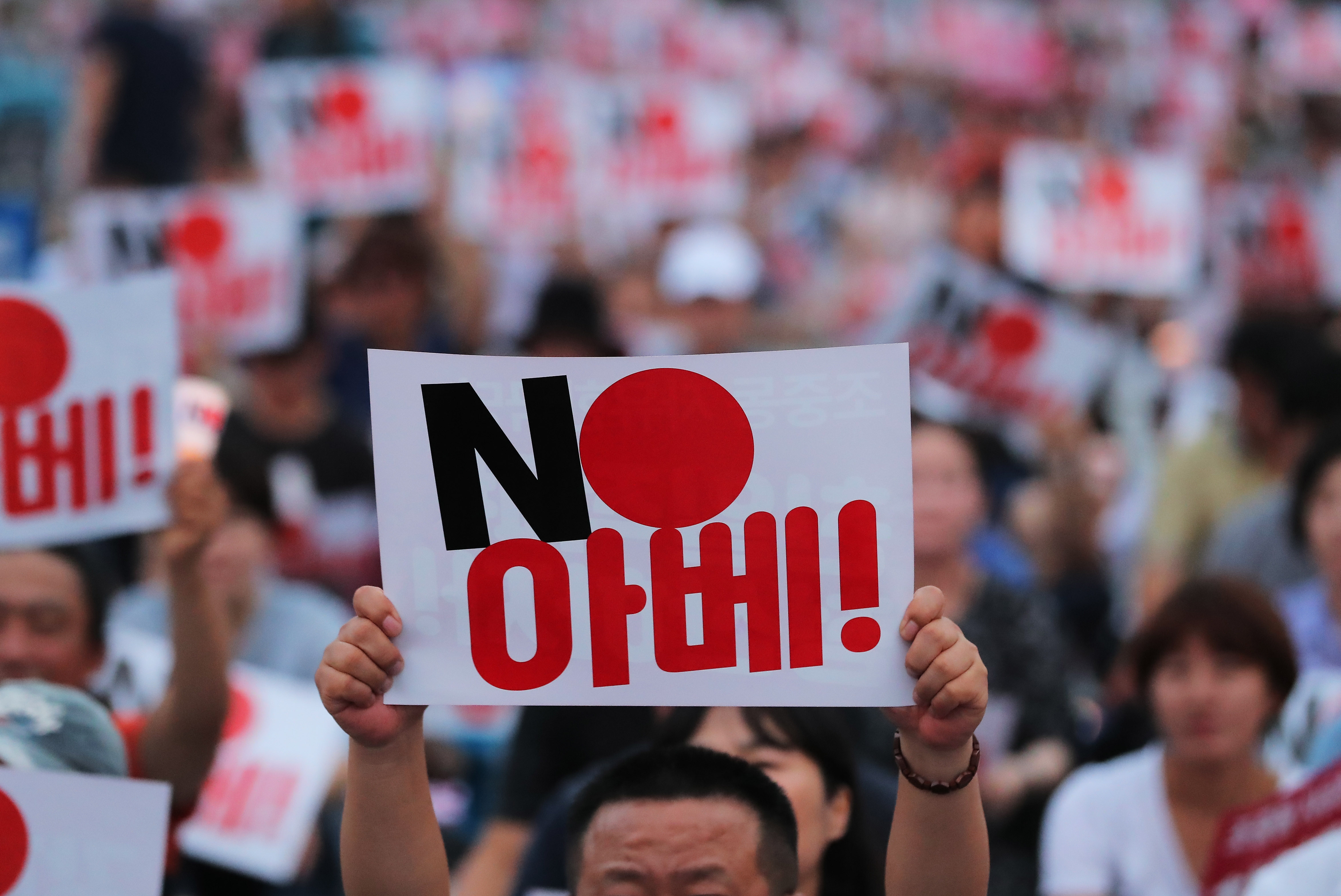 2019年7月27日，韓國首爾，韓國民眾聚集市中心舉行燭光守夜，抗議日本首相安倍晉三對韓國實施出口限制。（東方IC）