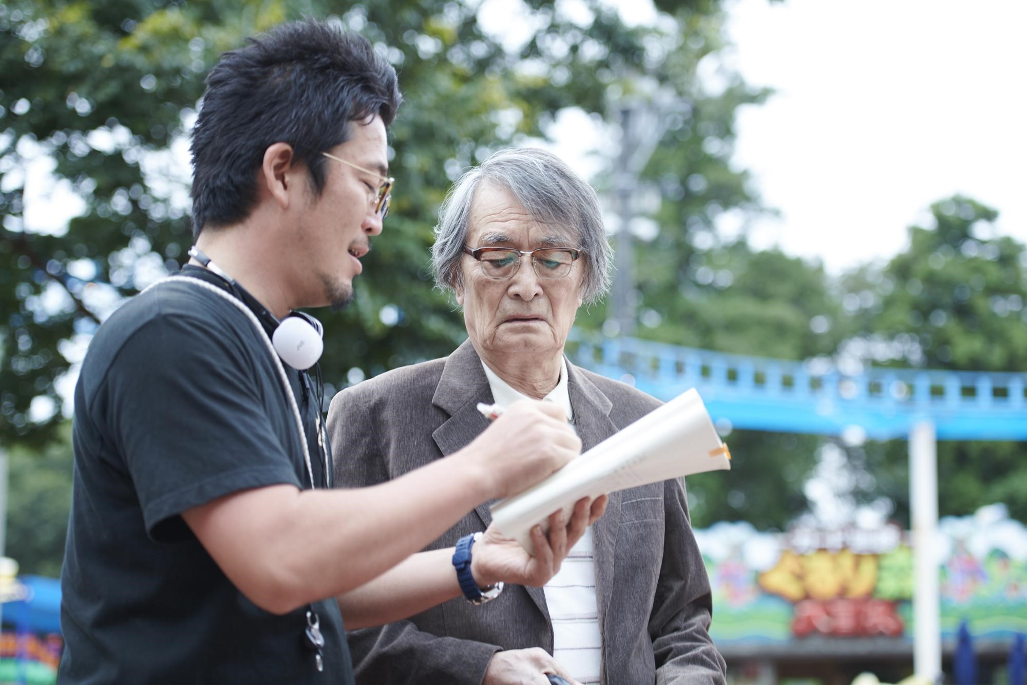 導演中野量太（左）在電影《漫長的告別》中從男星山崎努身上得到不少寶貴建議。（天馬行空提供）