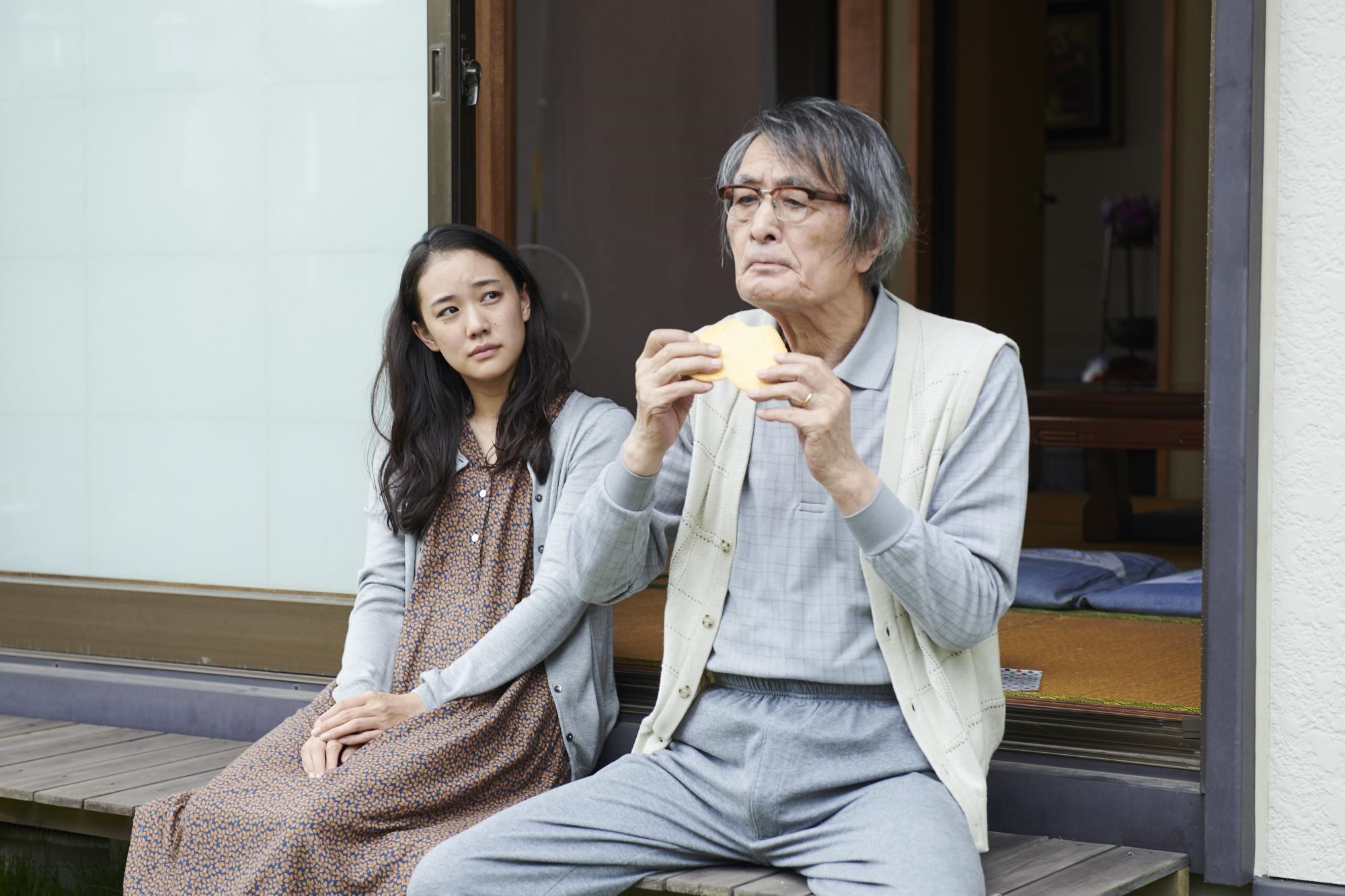 山崎努（右）與蒼井優在《漫長的告別》中飾演父女，有不少感人的互動。（天馬行空提供）　