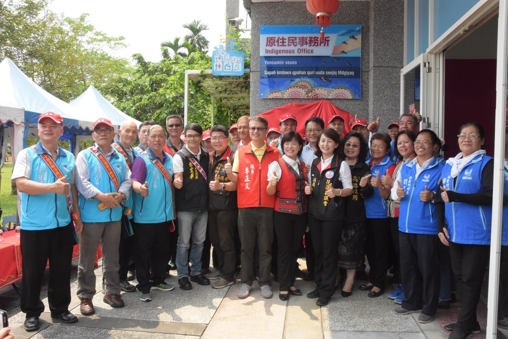 立委高潞以用花蓮服務處主任林秋美（前排右五），日前曾因涉貪遭新北地院判刑。（翻攝花蓮縣吉安鄉公所官網）