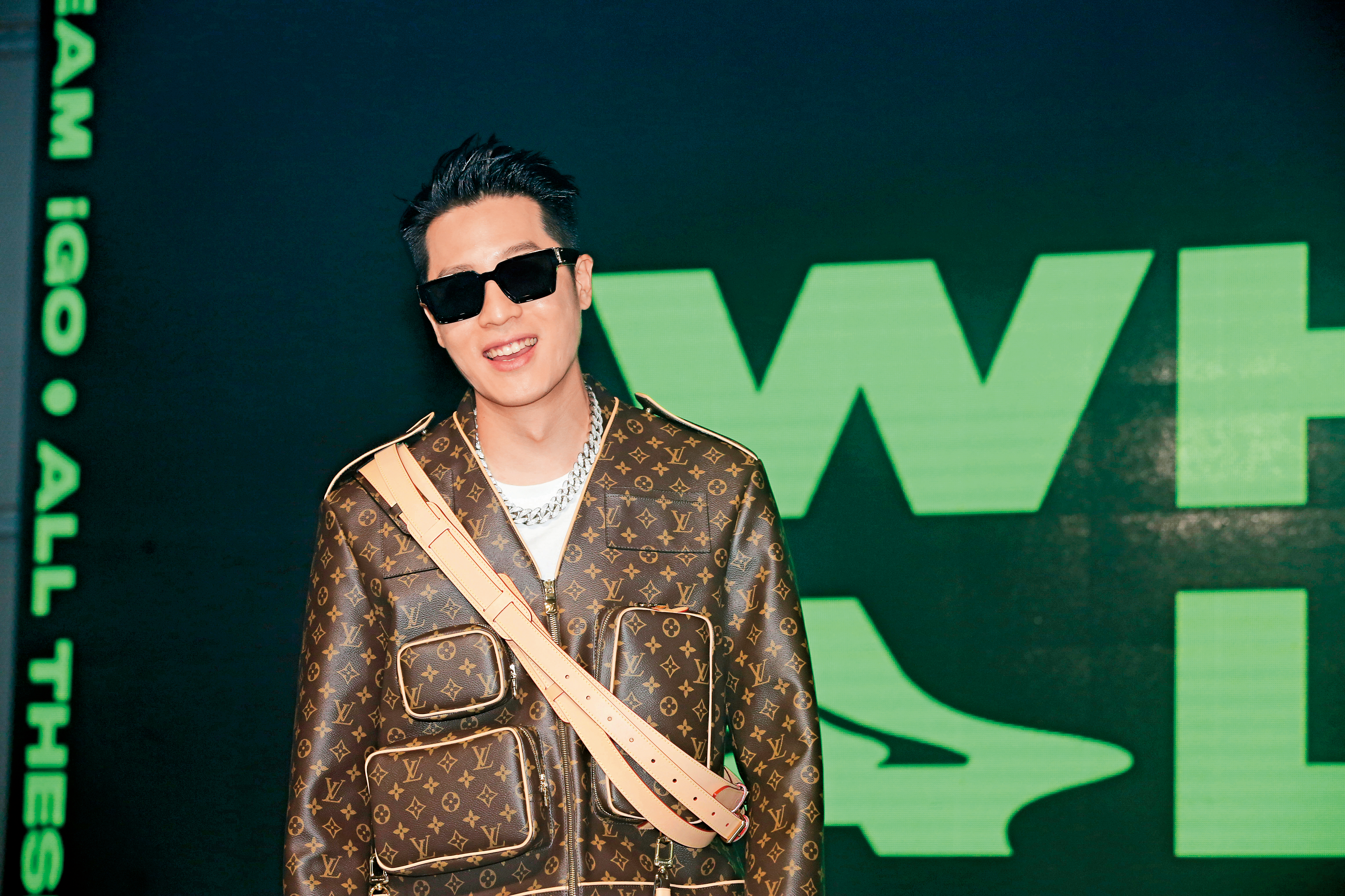 照片剛好卡到周湯豪的腰，讓他整個上半身就是一個LV包，穿衣哲學也是頗狂。