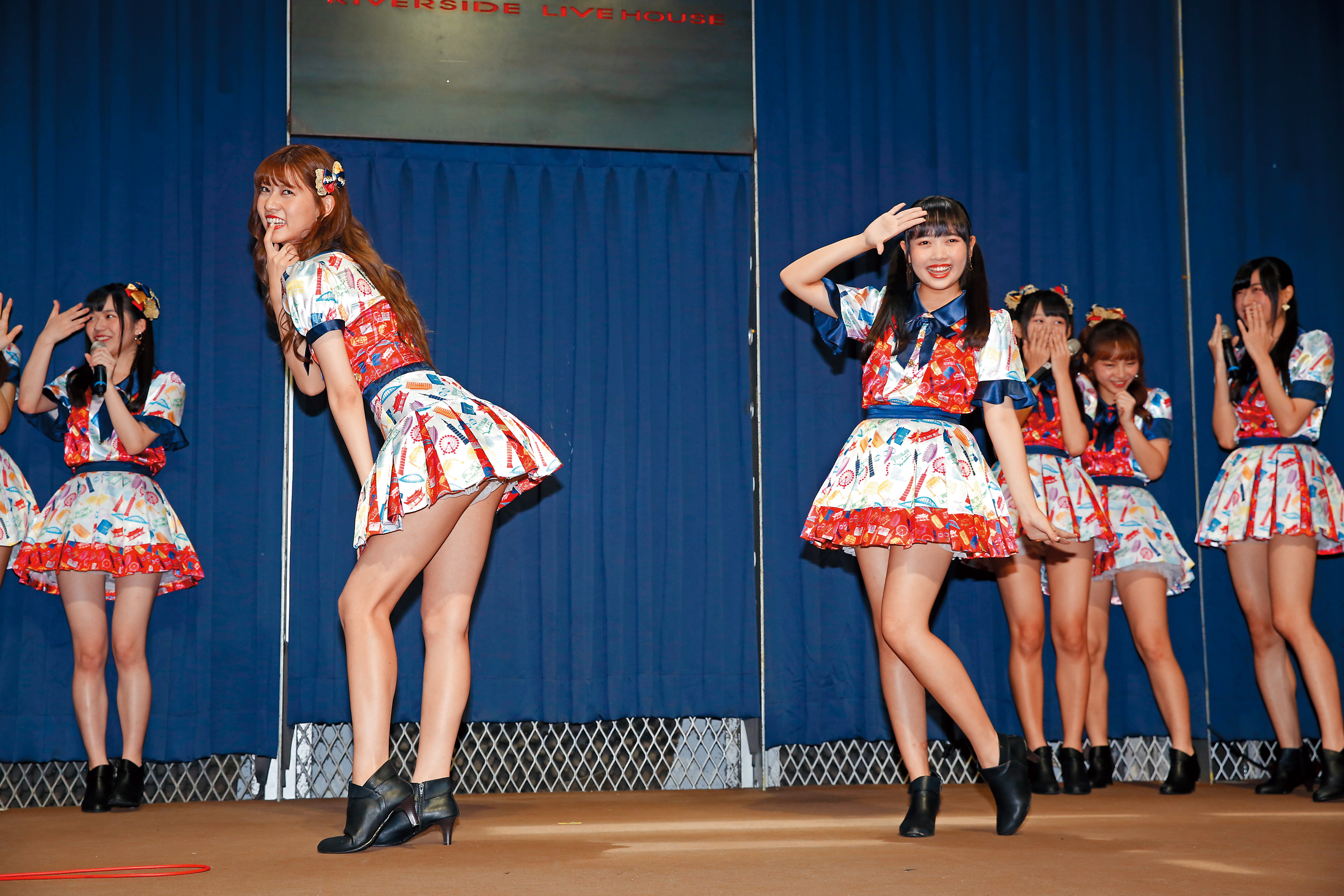 AKB48 Team TP的發片記者會上，美眉們跳得十分賣力，屁面散發熱力。