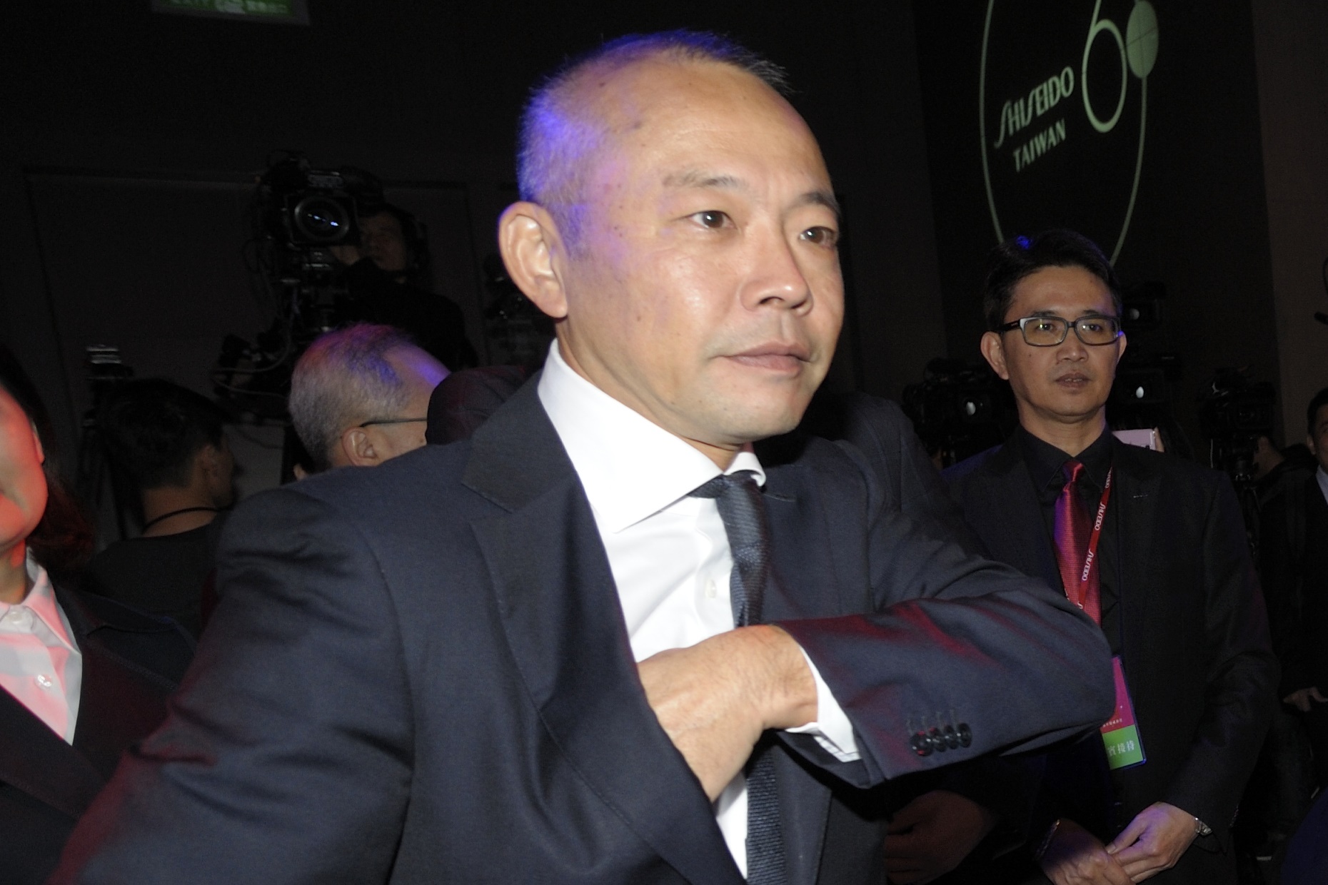 新光三越曾在2007年西進，最後經營權全失，吳昕達還一度在北京被軟禁。