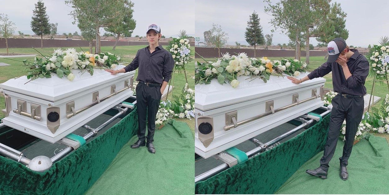 17歲的韓國混血歌手金Samuel父親在墨西哥住處遭殺害，今（30日）他在社群網站公開輕撫棺木的照片表達對父親的思念。（翻攝自IG）