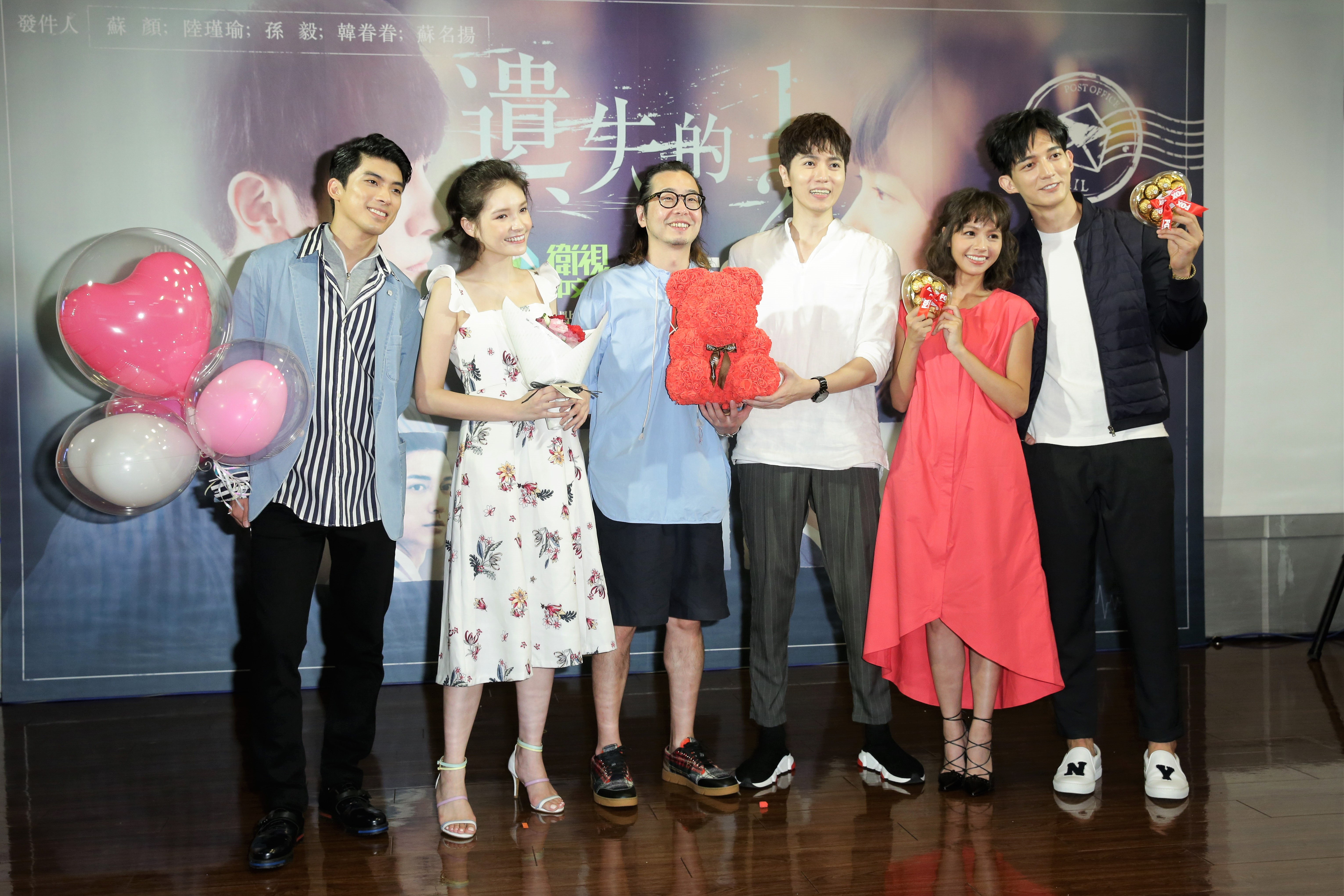 導演許富翔帶領劇中演員黃姵嘉、陳璽安、林哲憙、王家梁一同出席《遺失的1／2》記者會。