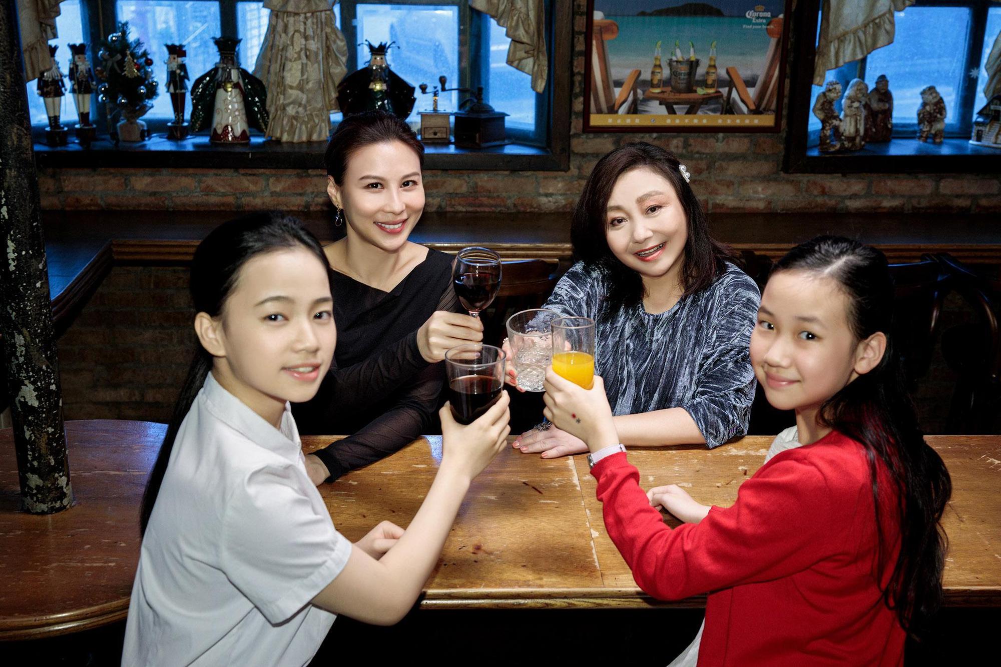 阿爾發音樂副董事長常立欣的10歲愛女常靜桐(右,紅衣),此次也首度在鄭怡新歌《記得》MV中曝光。(阿爾發音樂提供)