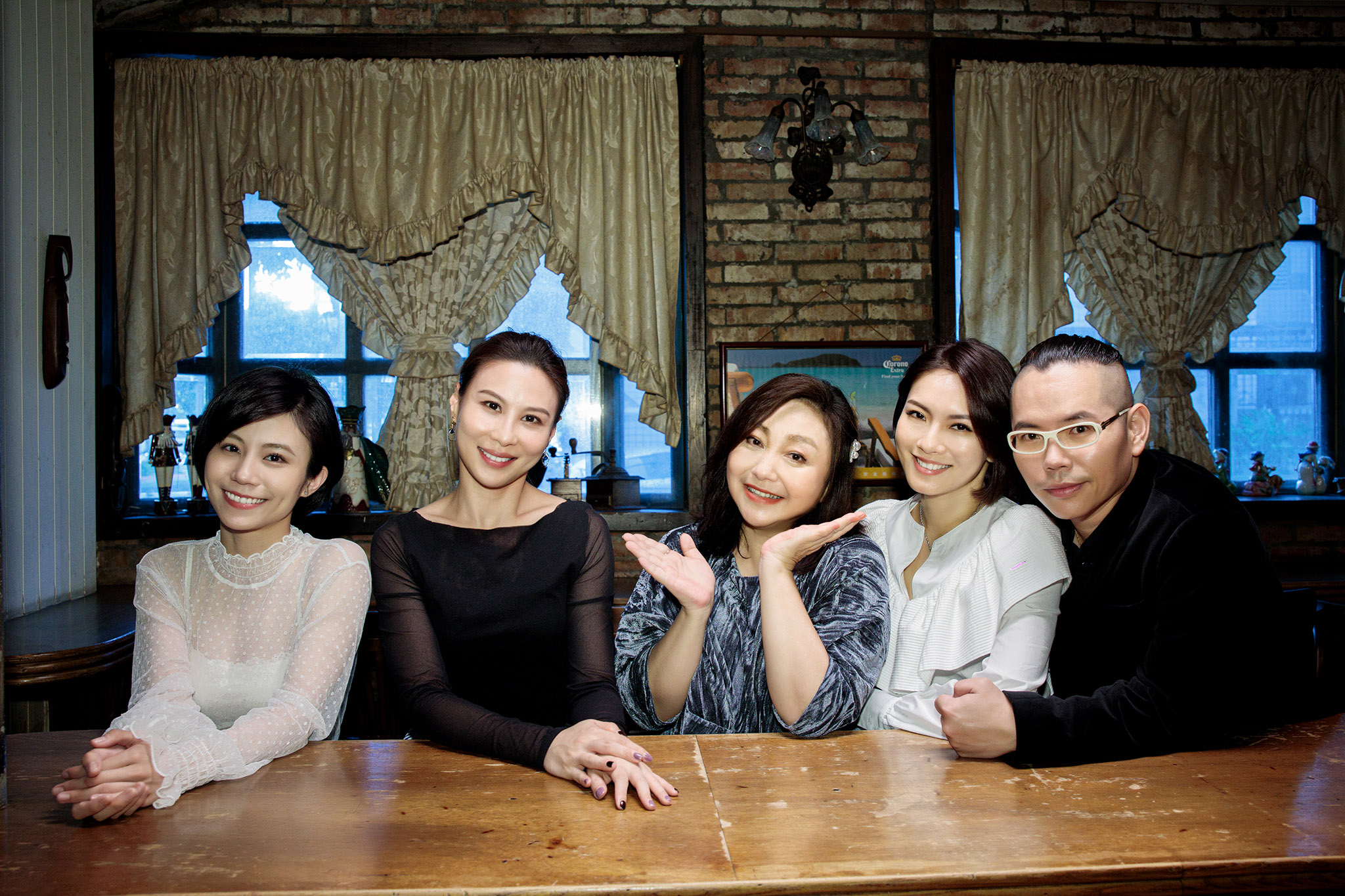 鄭怡使出人情招數，邀請各界好友一同拍攝MV。（阿爾發音樂提供）