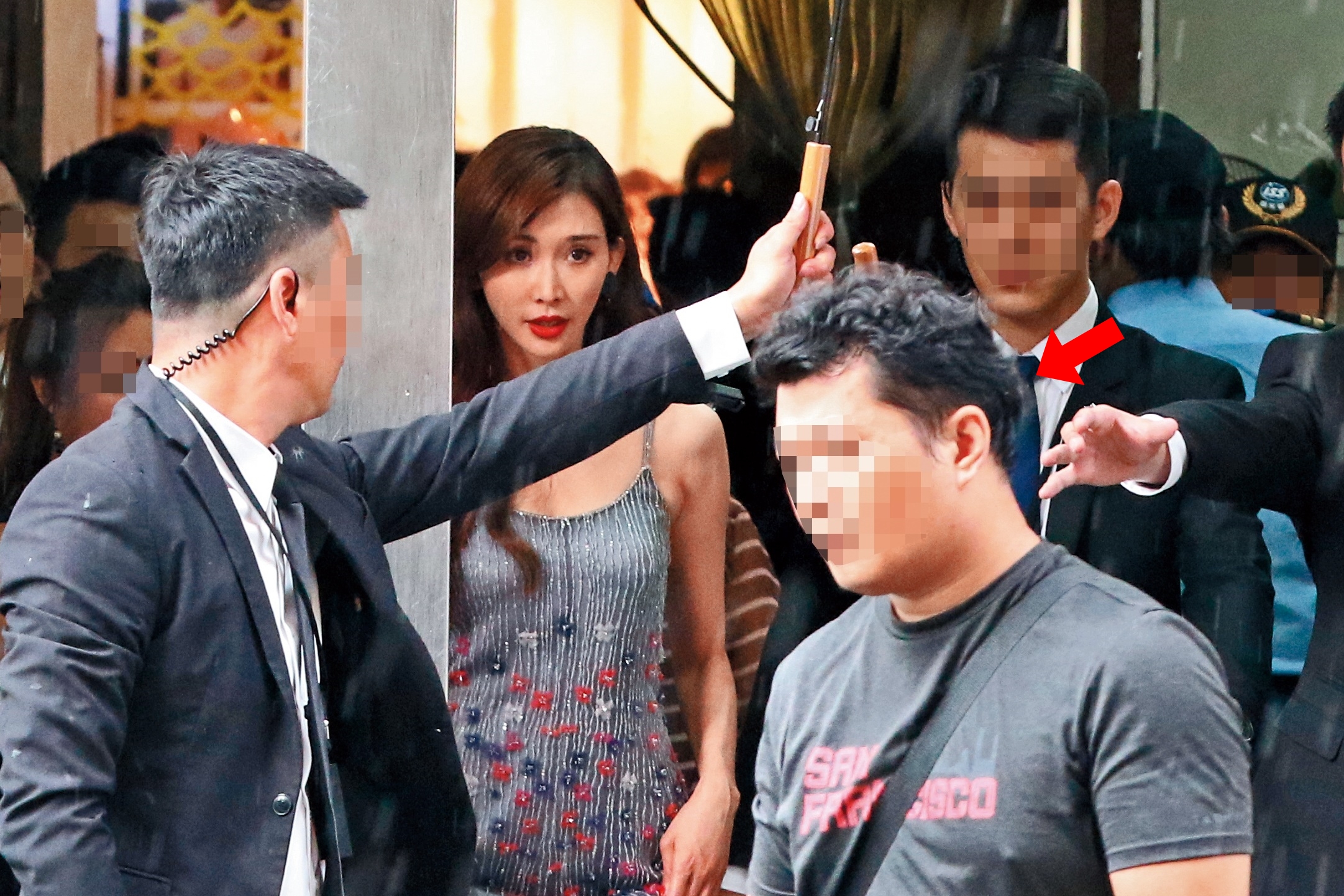 7月27日14：55，林志玲出席品牌活動，多人護駕，前幾天幫她去台大面見護理師的司機（箭頭者）也在旁邊。