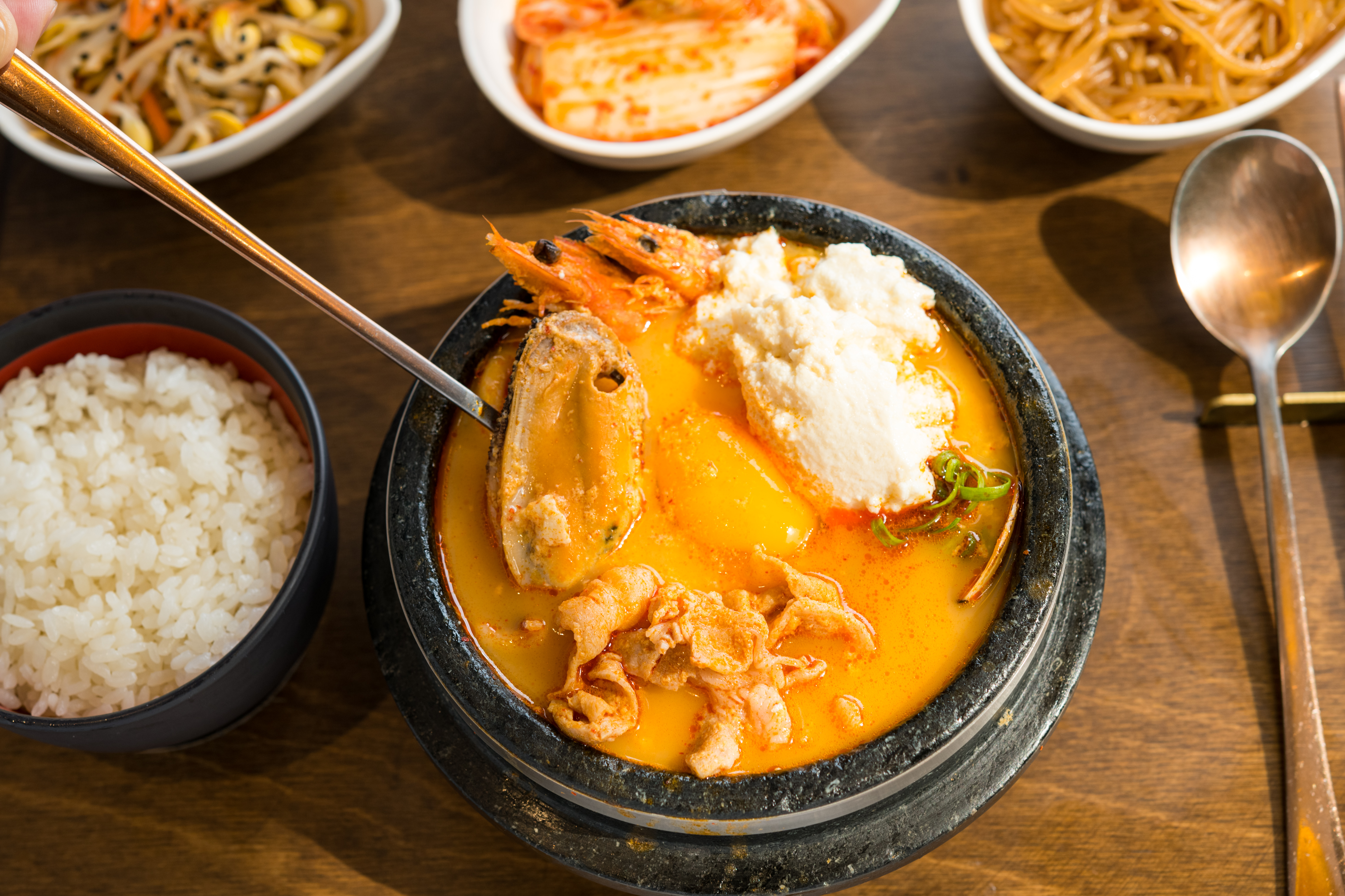 「海鮮豆腐鍋」湯頭濃郁有層次，請優先品嘗浸泡在湯汁裡的嫩豆腐，會刮目相看。（330元／份）