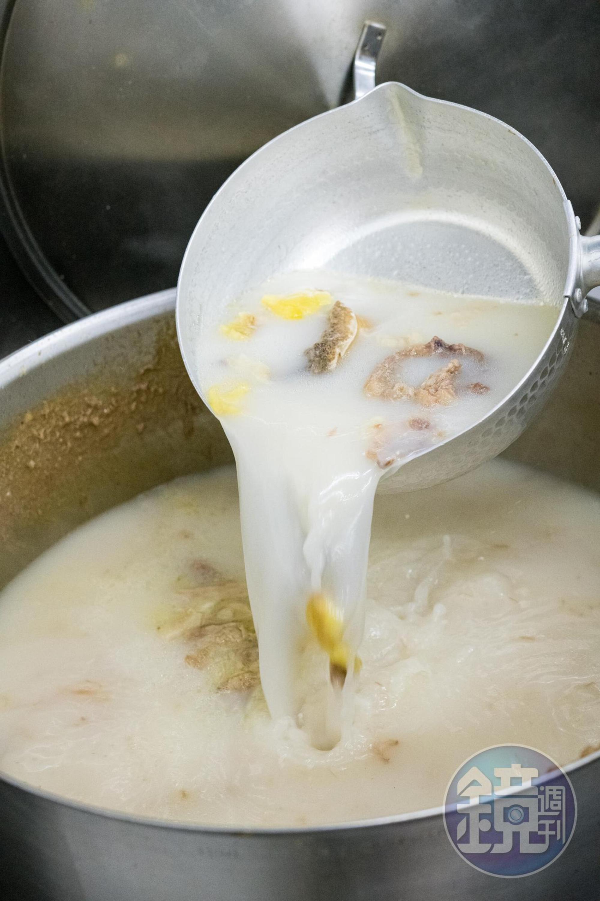 製作豆腐鍋的牛骨湯頭，需費時熬煮8小時。